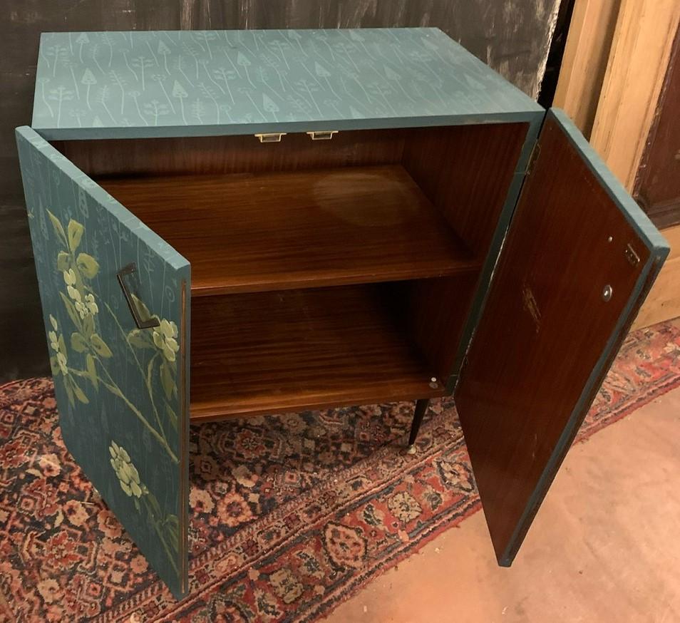 Lacquered wooden cabinet with vintage floral paintings, Italy In Good Condition For Sale In Cuneo, Italy (CN)