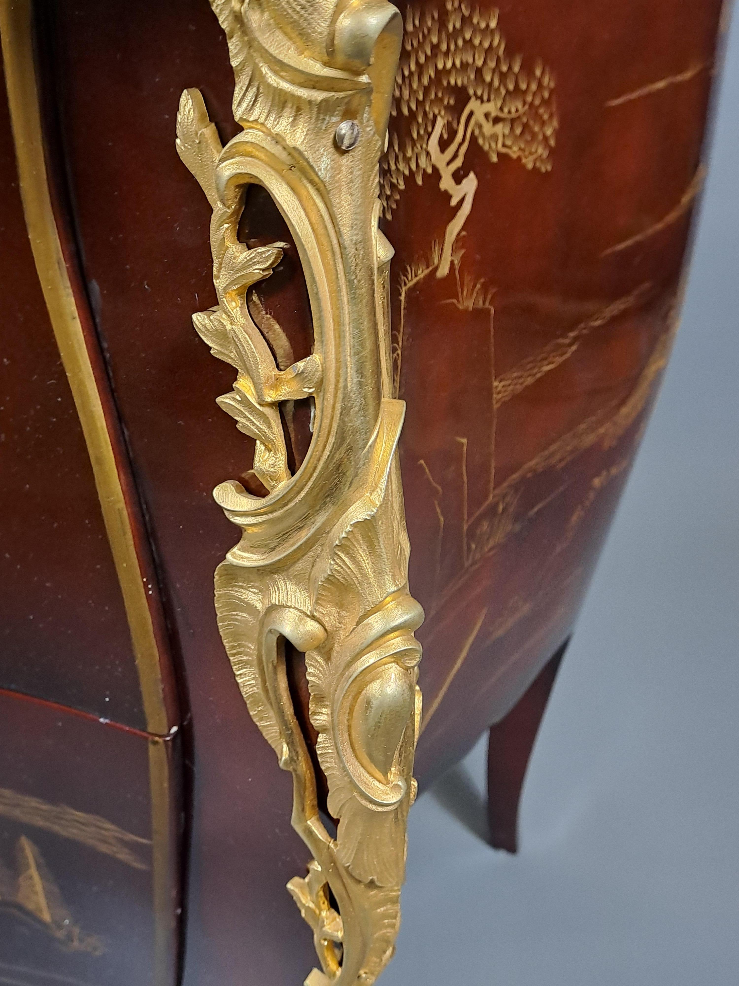 XX secolo Commode in legno laccato in stile cinese in vendita