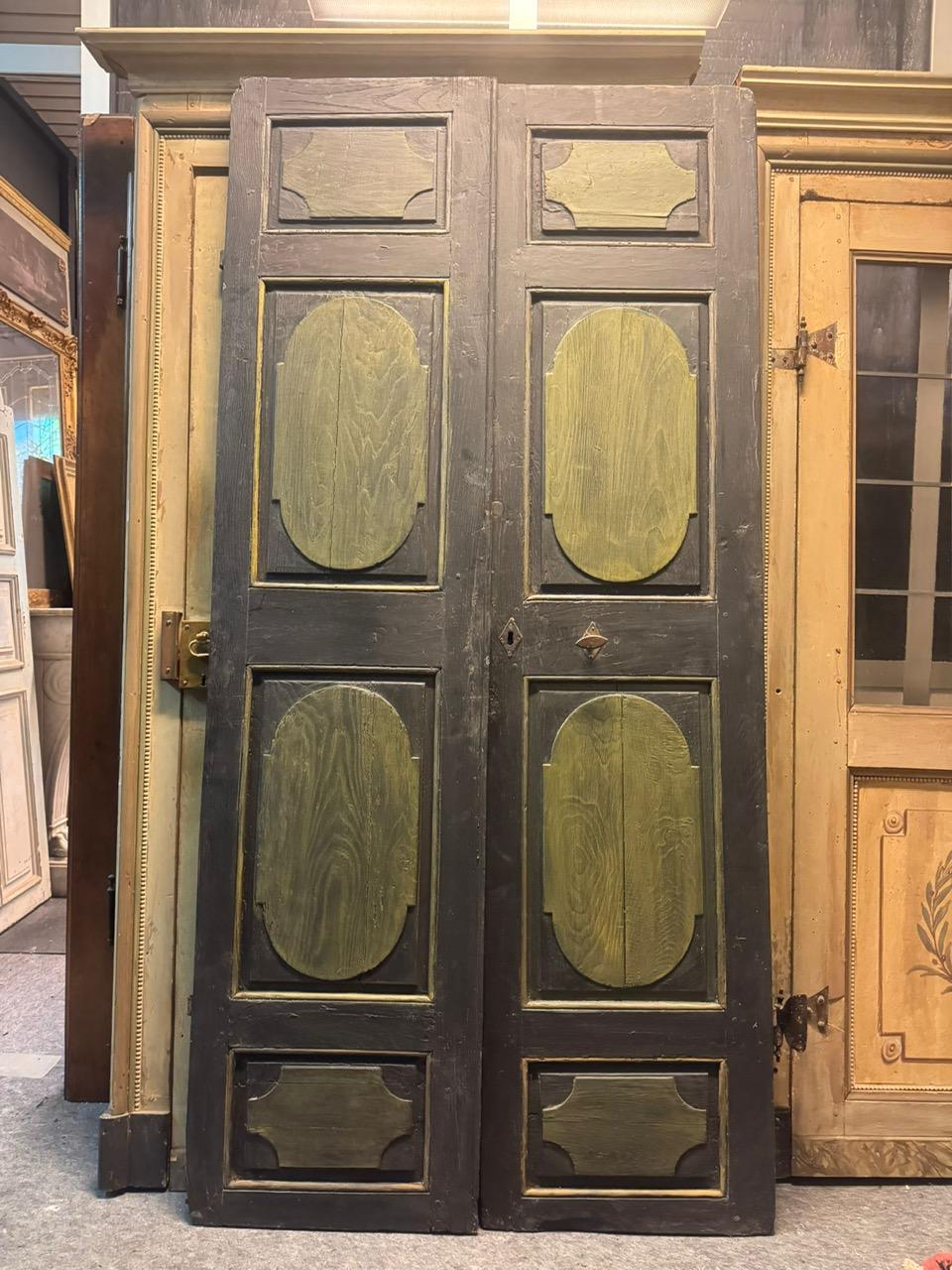 Porte ancienne en bois laqué, porte intérieure à deux vantaux dont les panneaux sont sculptés de figures géométriques puis laqués dans différents tons de vert. Porte fabriquée à la main en Italie et originale du 18e siècle. Dos laqué, ouverture par