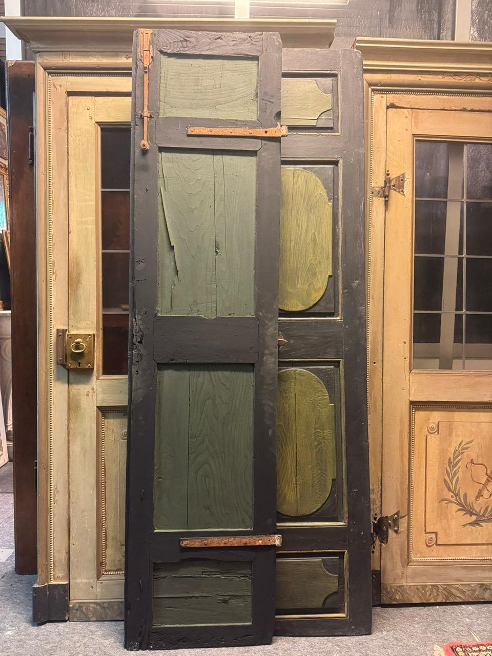 italien Porte en bois laqué, deux vantaux, panneaux sculptés de figures géométriques, Italie en vente