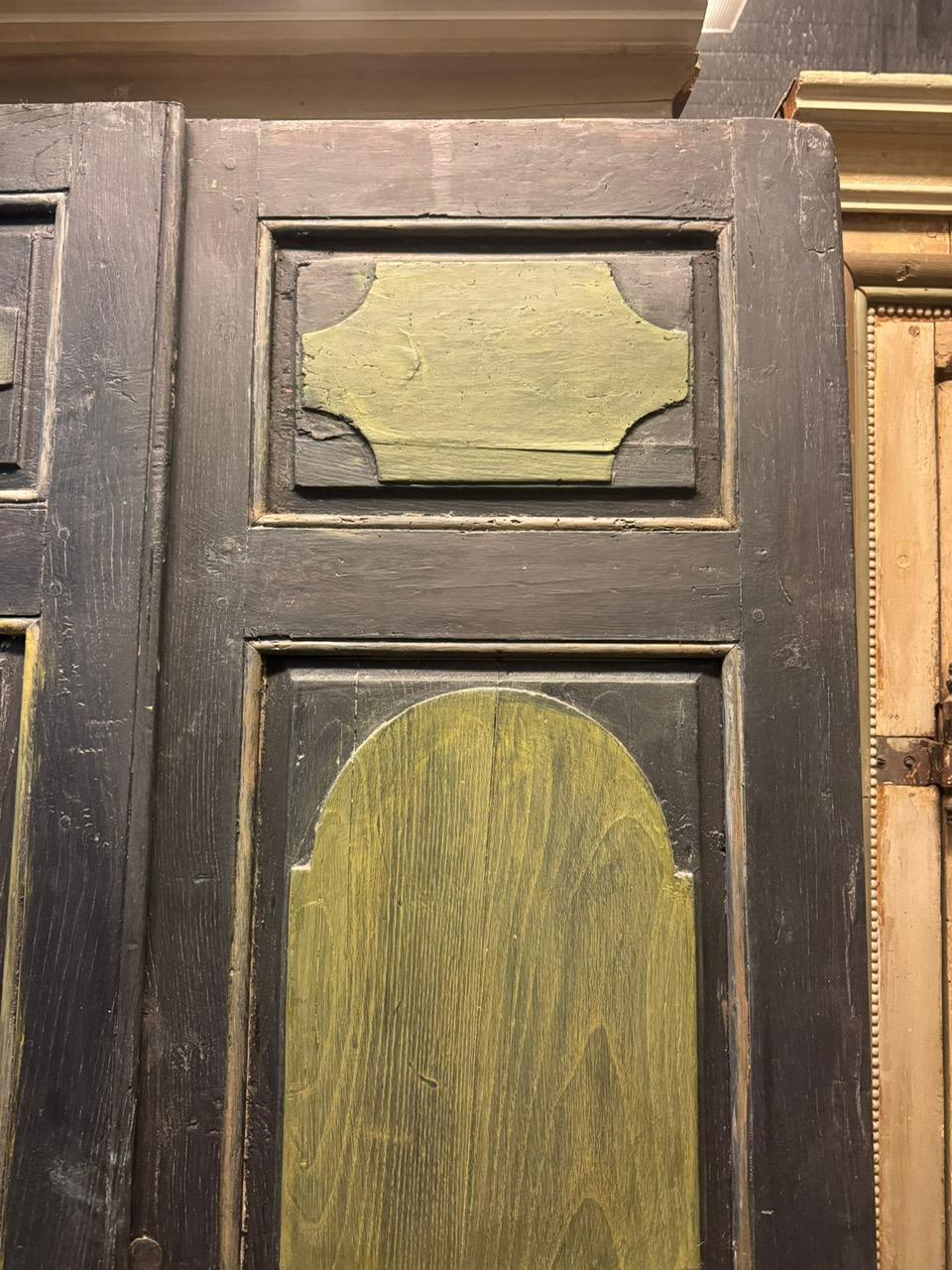 Peint à la main Porte en bois laqué, deux vantaux, panneaux sculptés de figures géométriques, Italie en vente