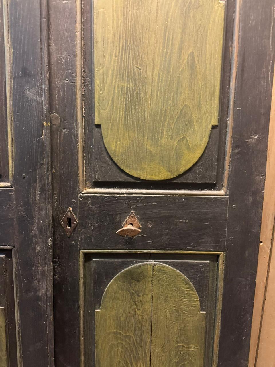 Porte en bois laqué, deux vantaux, panneaux sculptés de figures géométriques, Italie Bon état - En vente à Cuneo, Italy (CN)