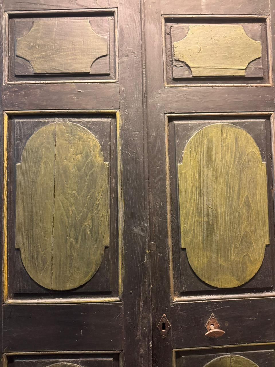 XVIIIe siècle et antérieur Porte en bois laqué, deux vantaux, panneaux sculptés de figures géométriques, Italie en vente