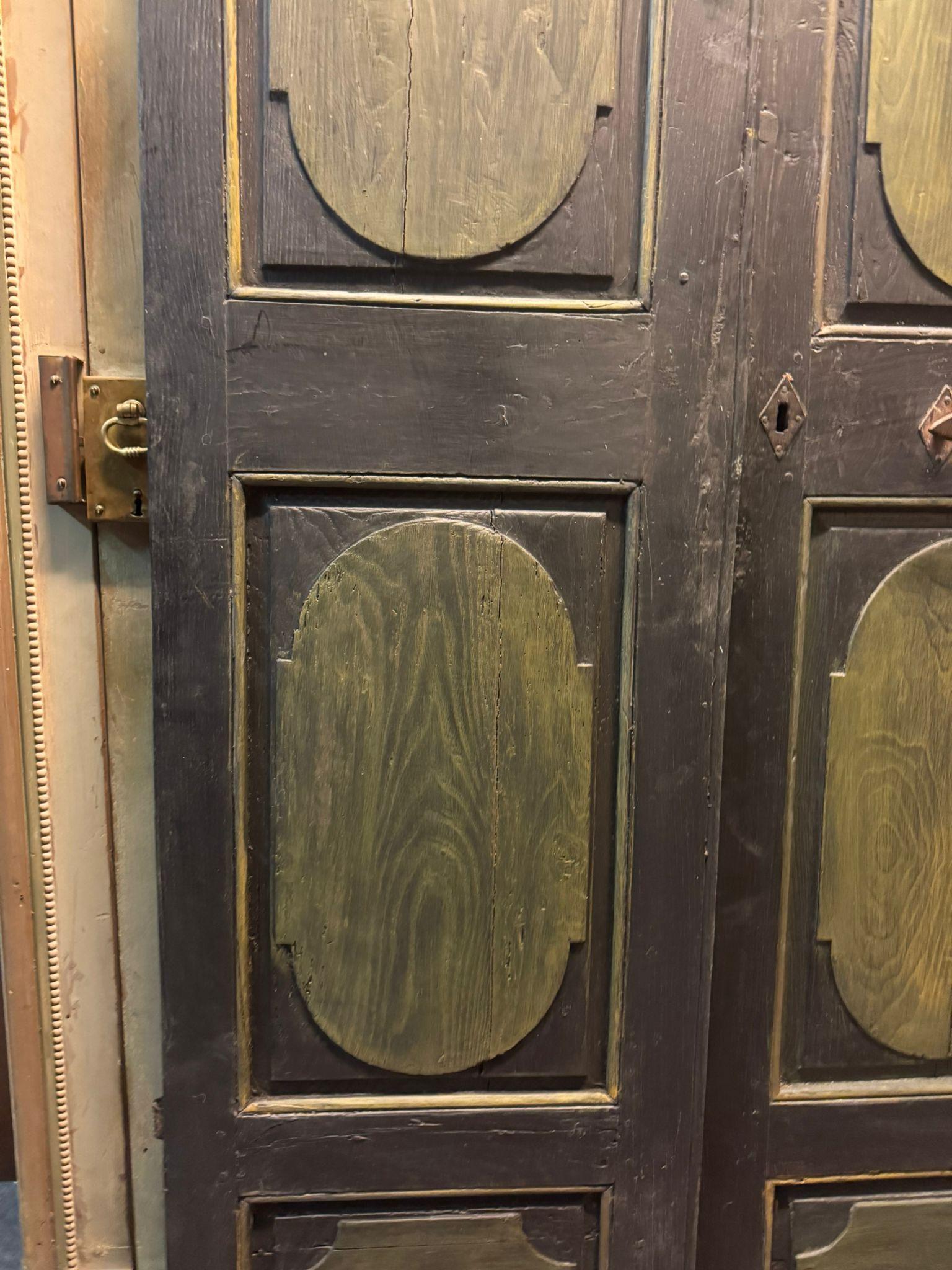 Châtaignier Porte en bois laqué, deux vantaux, panneaux sculptés de figures géométriques, Italie en vente