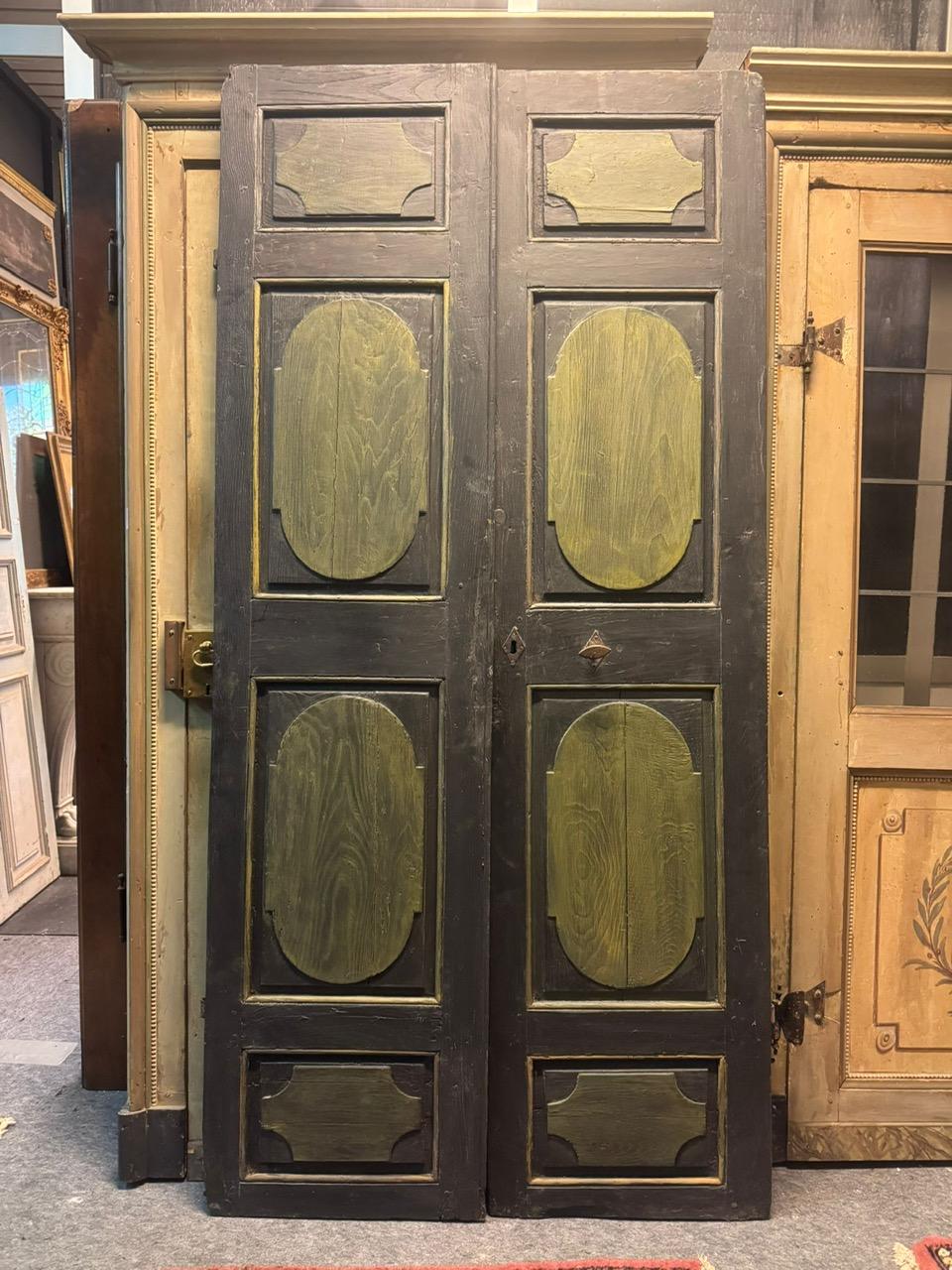 Porte en bois laqué, deux vantaux, panneaux sculptés de figures géométriques, Italie en vente 1