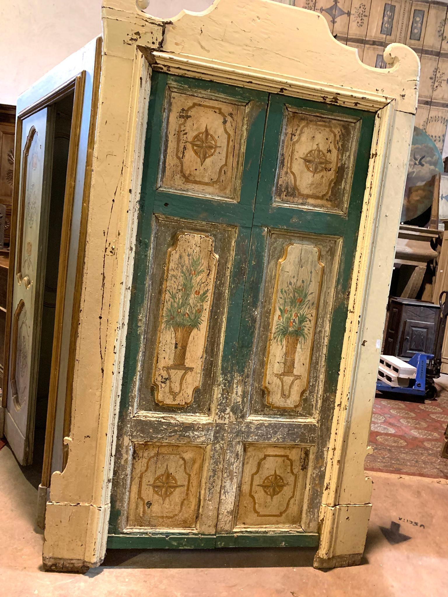 Porta interna antica a due battenti, realizzata artigianalmente in legno laccato con pannelli dipinti, completa di telaio originale ondulato e in prima patina. Originale del XVIII secolo, proveniente dall'Italia, difetti come da foto, dato dall'alta