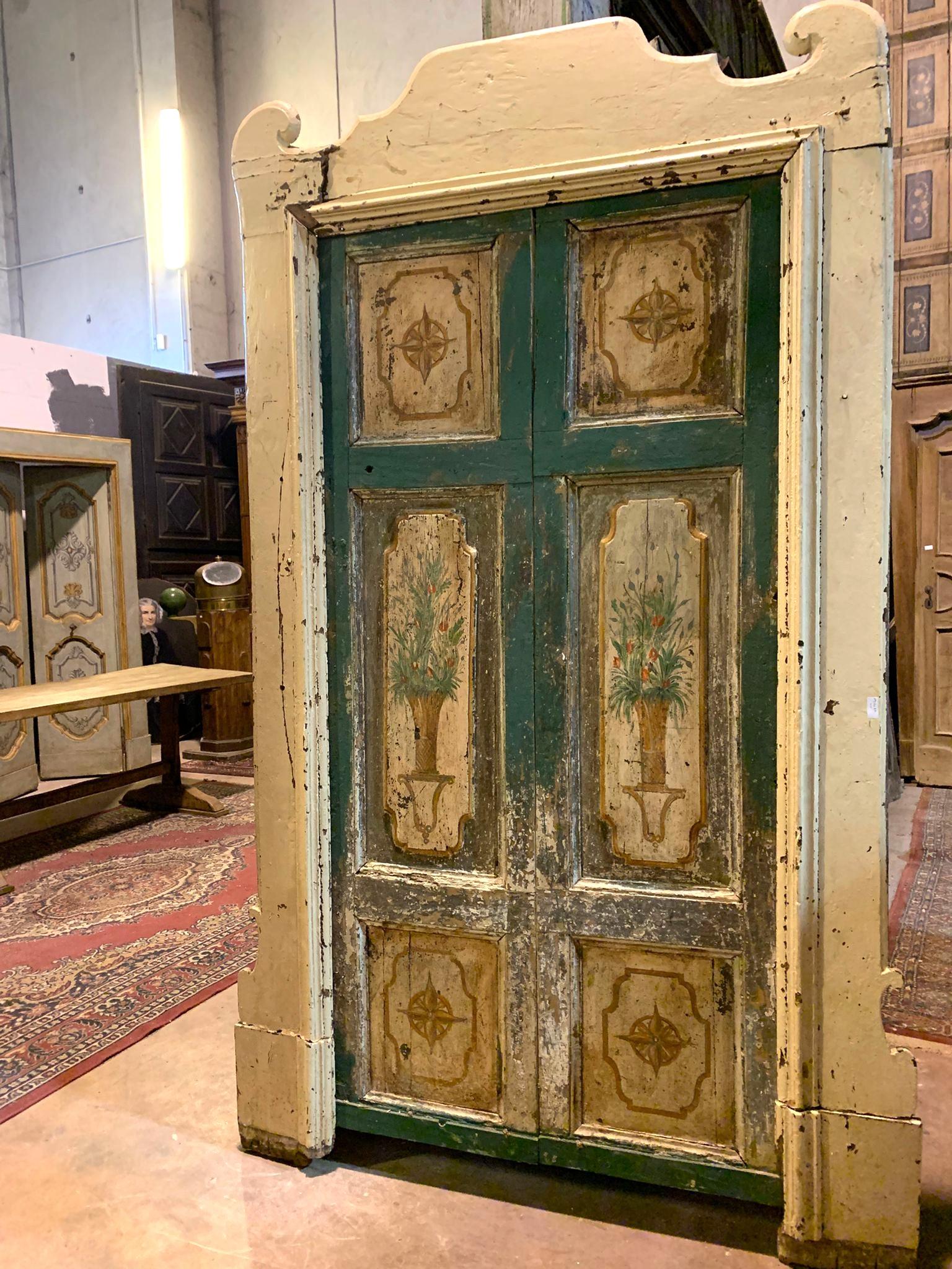 Italiano Porta in legno laccato a due ante con pannelli dipinti, Italia in vendita