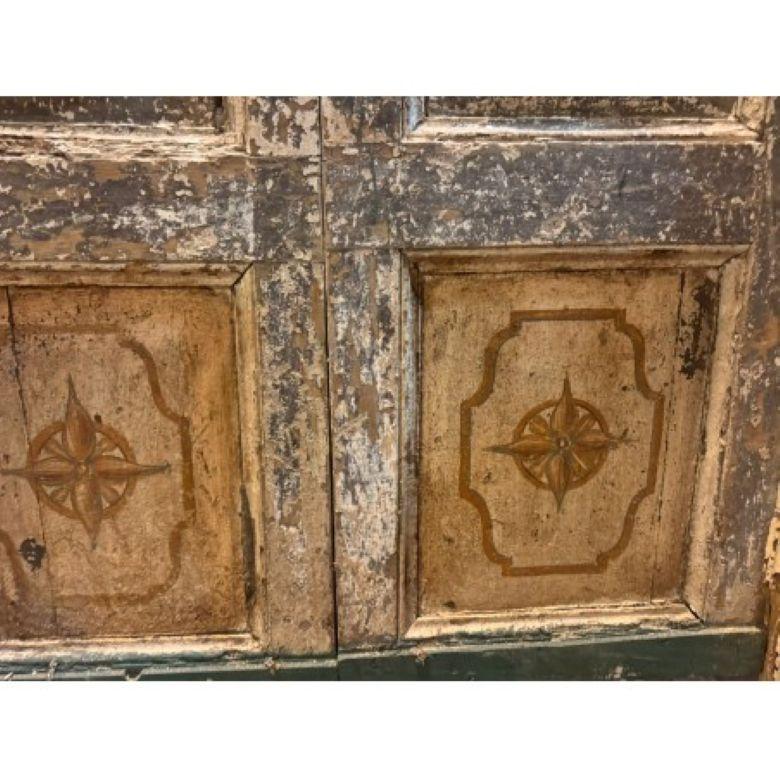 Dipinto a mano Porta in legno laccato a due ante con pannelli dipinti, Italia in vendita