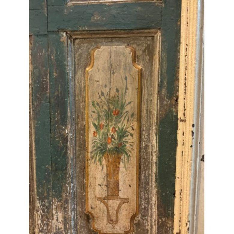 Porta in legno laccato a due ante con pannelli dipinti, Italia In condizioni buone in vendita a Cuneo, Italy (CN)