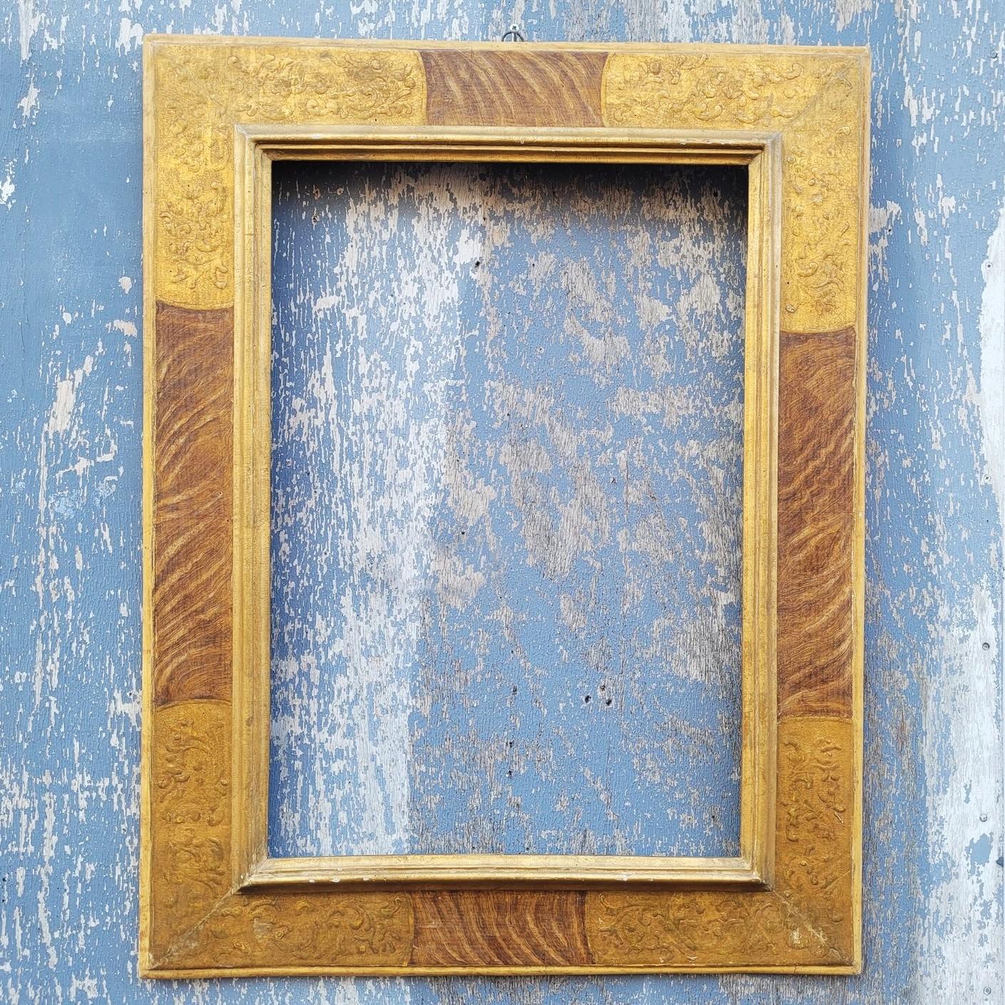 Lacquered, gilded, and marble-effect painted wooden frame in the 17th-century style. 

 Wear and chips consistent with age.  

 Ideal for a mirror (sold as a frame, without mirror)

 Late 19th/early 20th century.  

Frame dimensions: 94 x 72.5 x 5
