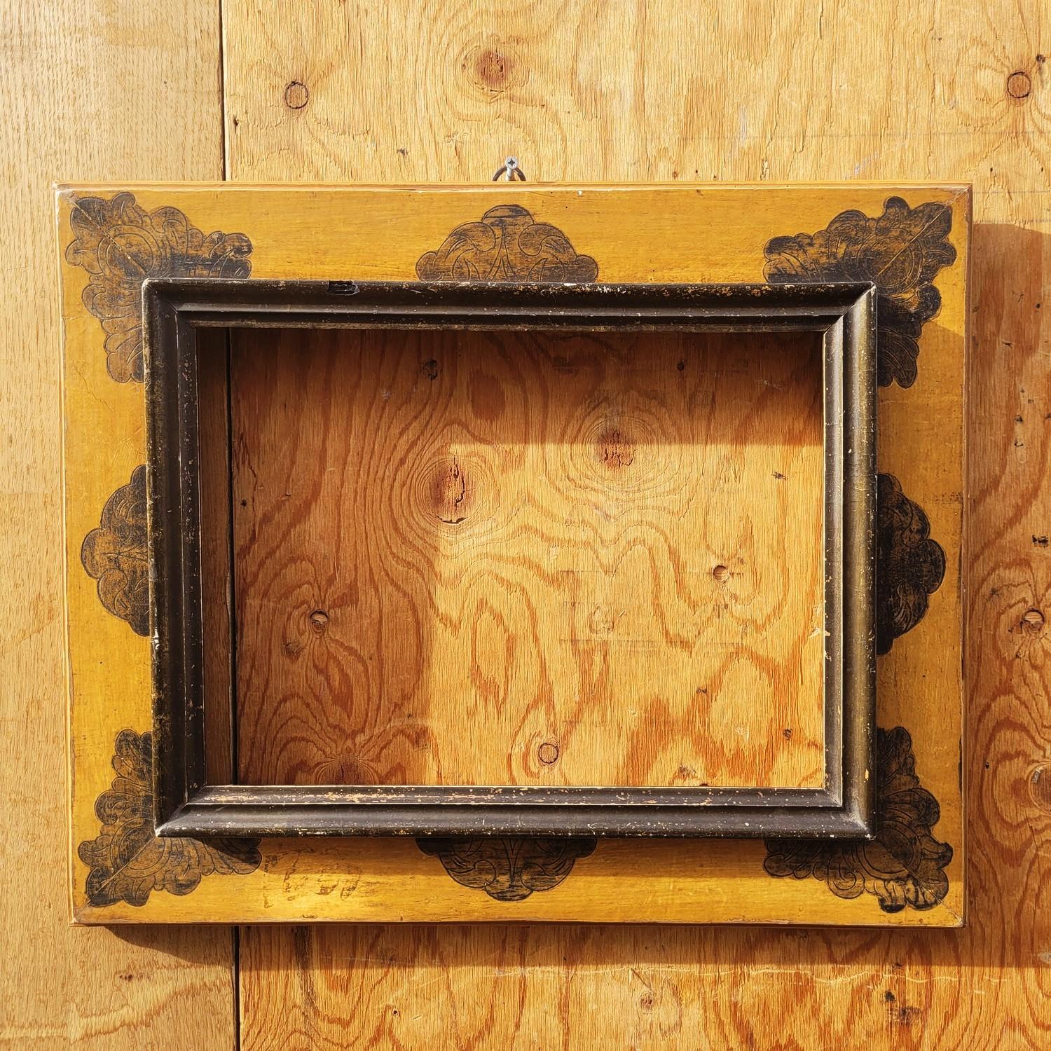 Lacquered and gilded wooden frame, in the 17th-century style.   

Wear and chips consistent with age. 

 Ideal for a mirror (sold as a frame, no mirror included).  

 Late 19th/early 20th century.   

Frame dimensions: 46.5 x 57 cm.  
Interior