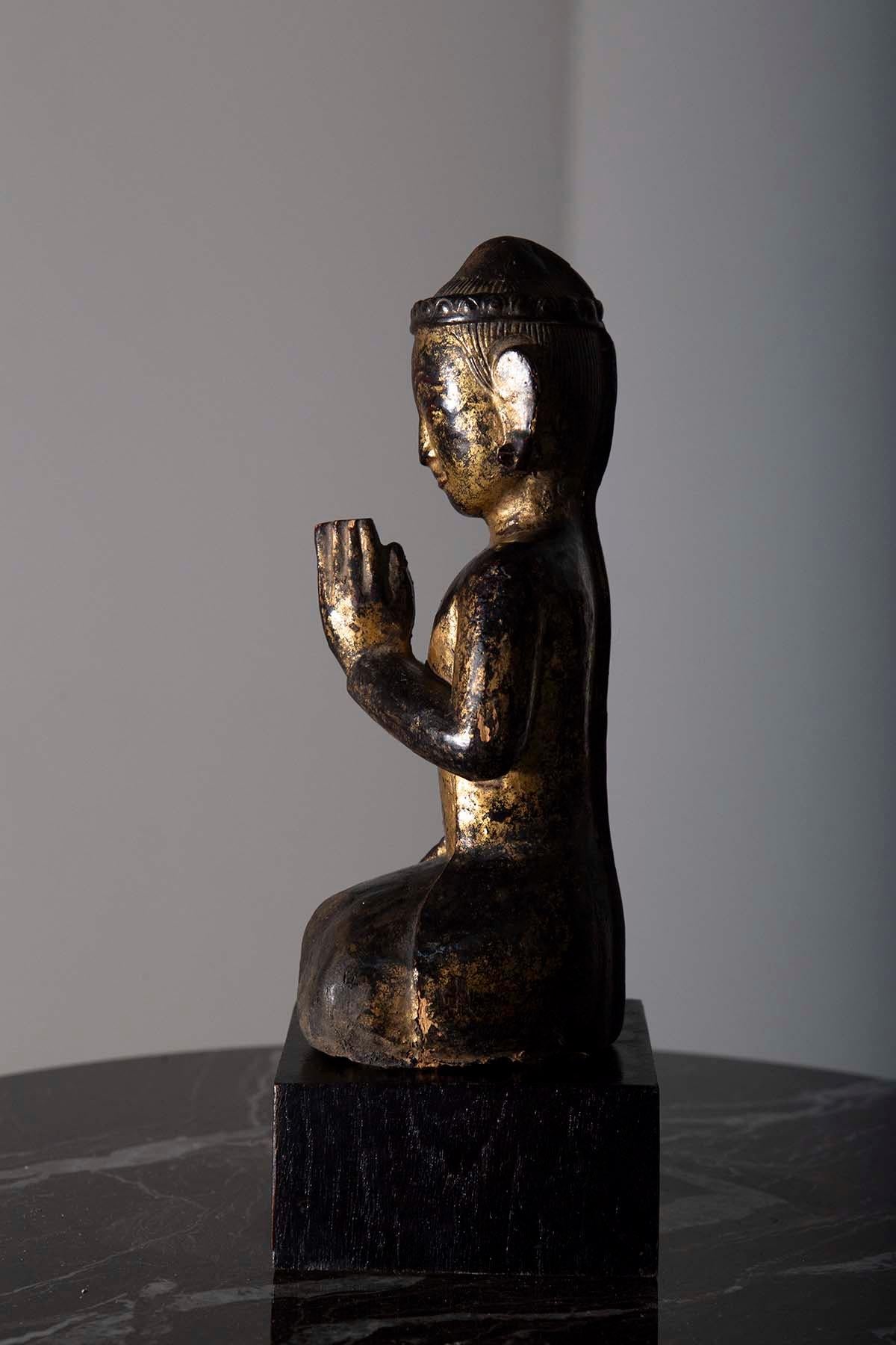 Lacquered wooden sculpture depicting Burma praying, early 19th century For Sale 1