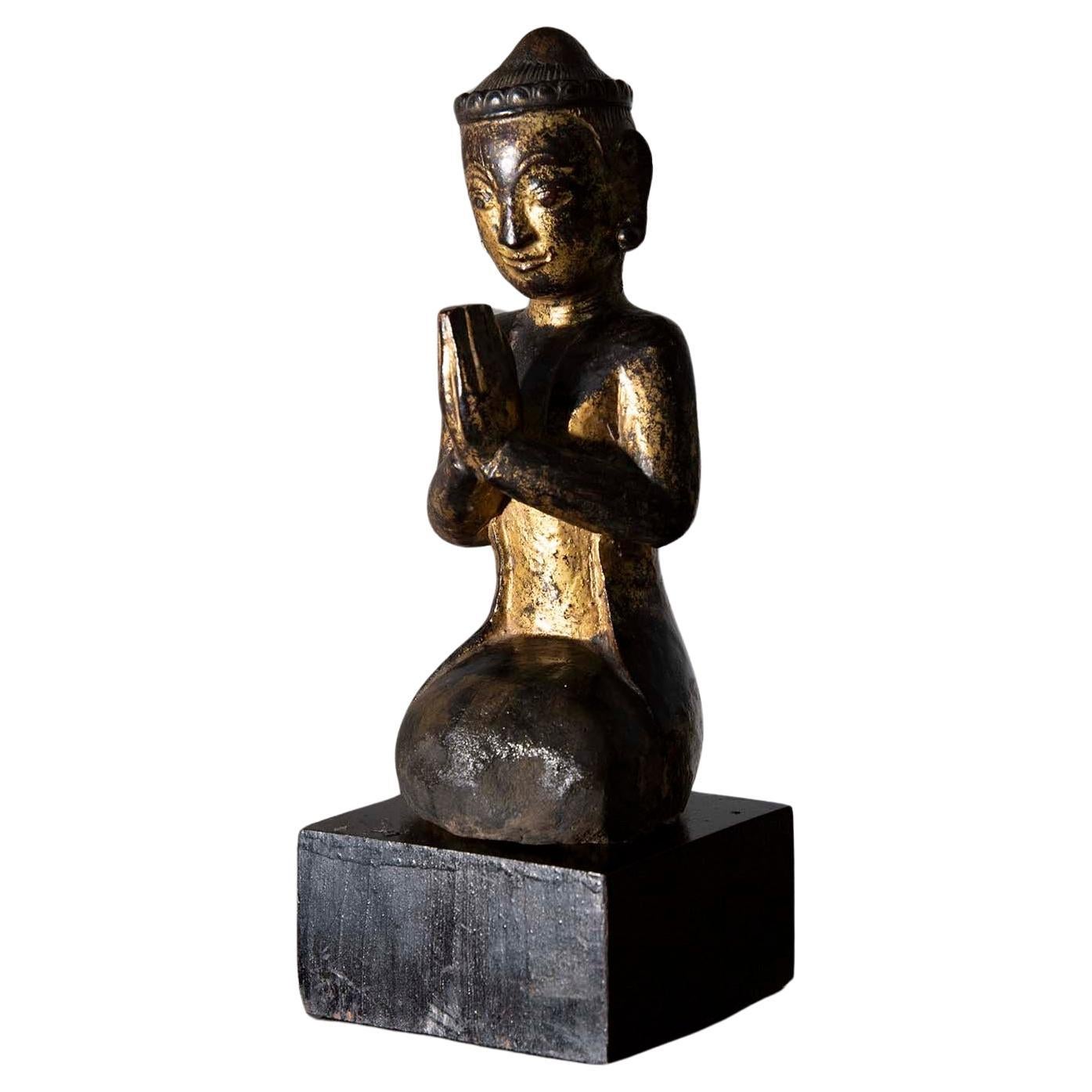 Lacquered wooden sculpture depicting Burma praying, early 19th century For Sale
