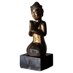 Sculpture en bois laqué représentant la Birmanie en train de prier, début du 19e siècle