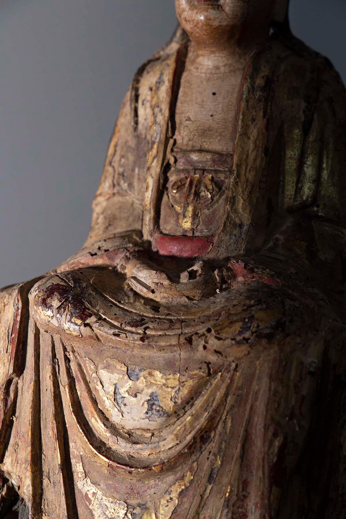 Polychrome Holzstatue mit der Darstellung von Guanyin Bodhisattva, Ming, 16. Jahrhundert im Zustand „Gut“ im Angebot in Milano, IT