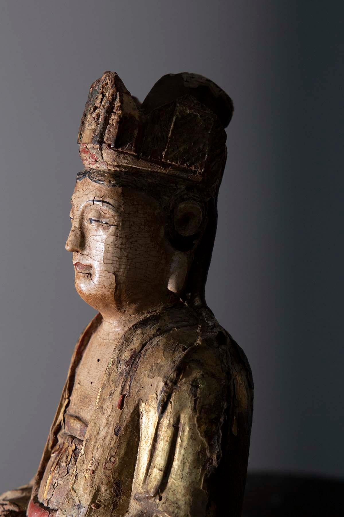 Polychrome Holzstatue mit der Darstellung von Guanyin Bodhisattva, Ming, 16. Jahrhundert im Angebot 3