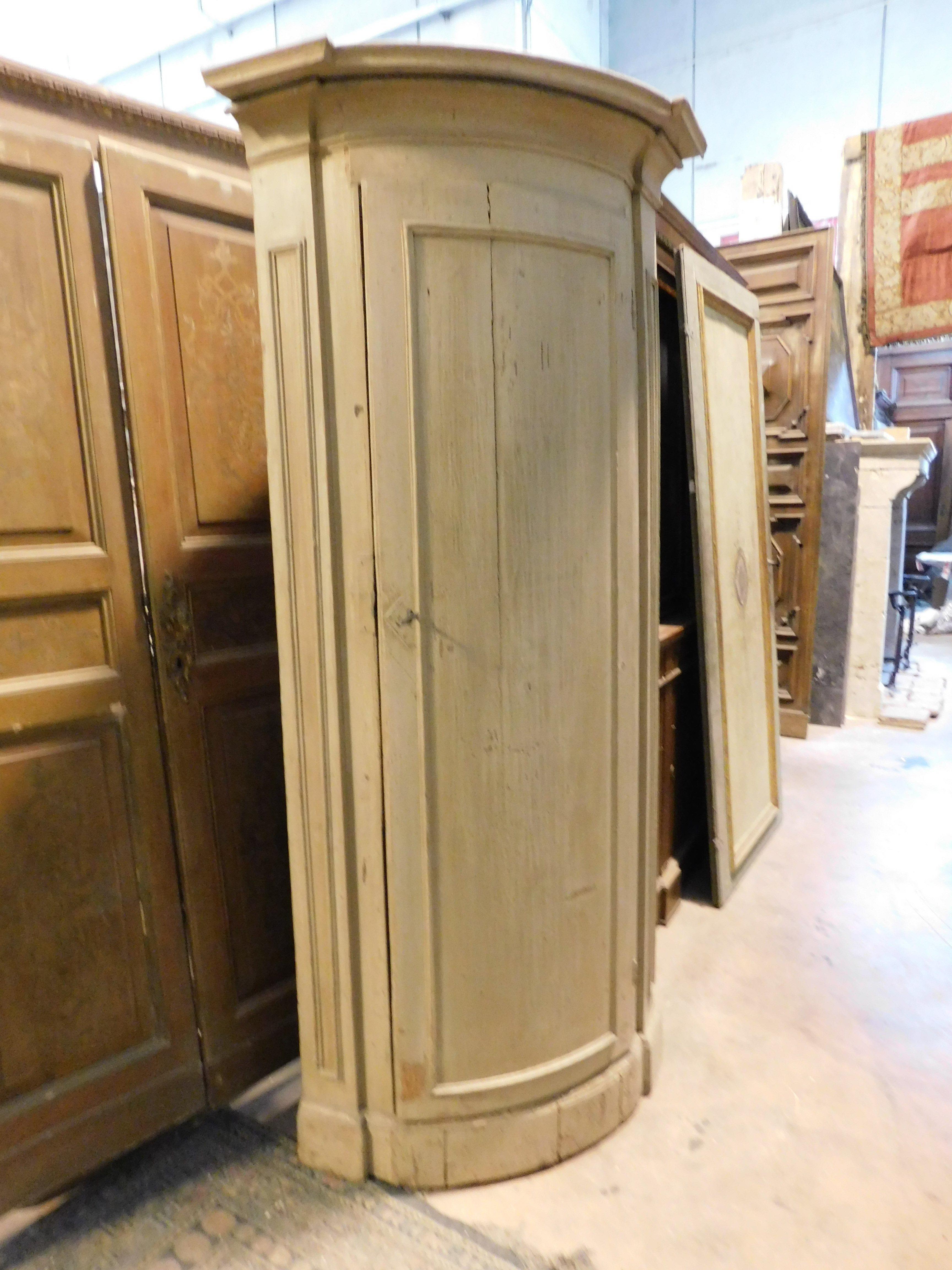 Ancient wardrobe corner, made of solid poplar wood, hand lacquered in light green with original patina of the time, interior with two shelves and coat hanger covered in paper (to be replaced), built in the 19th century in Italy (Florence), maximum