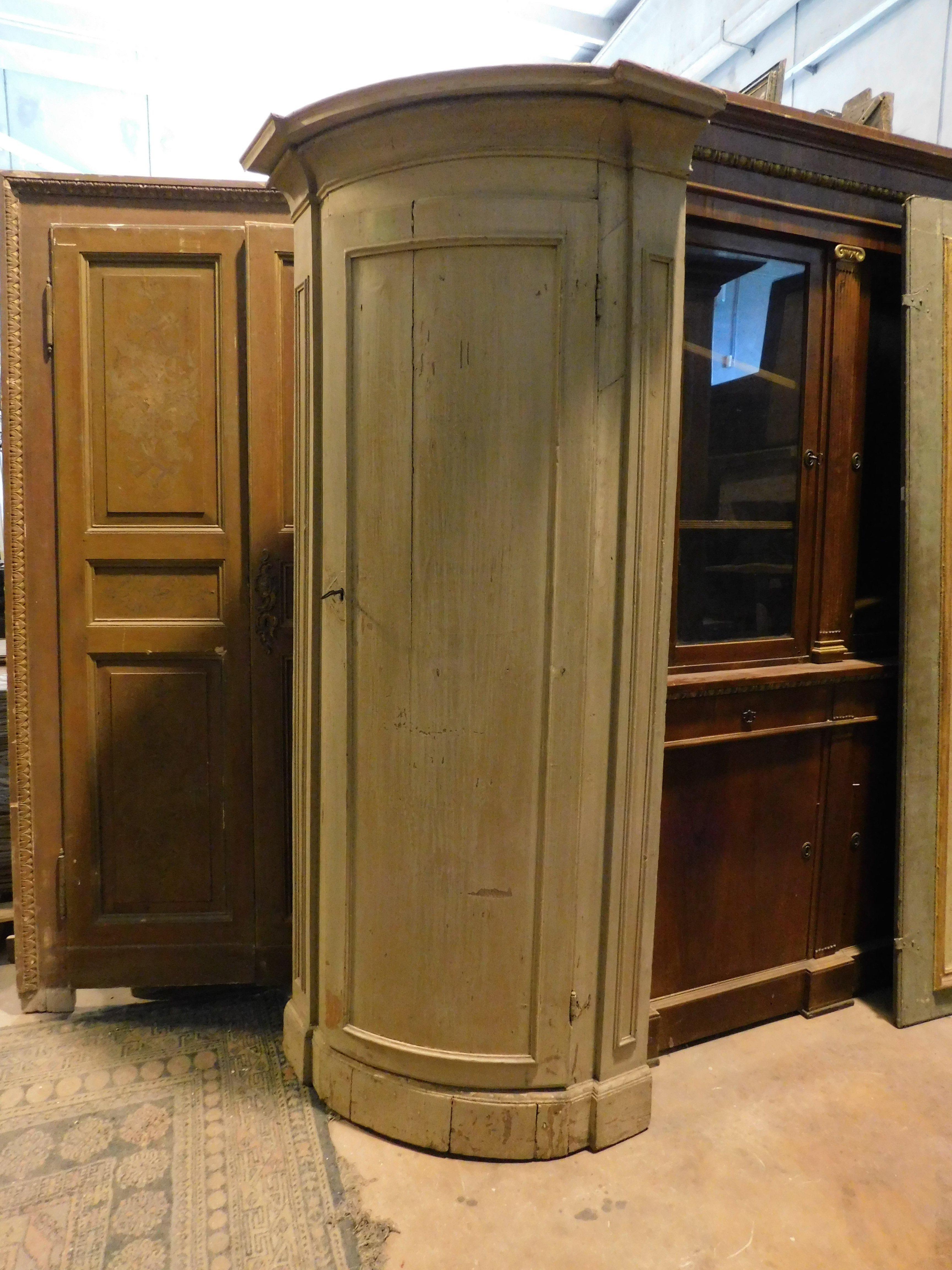 Lacquered wooden wardrobe corner, light green, Italy  In Good Condition For Sale In Cuneo, Italy (CN)