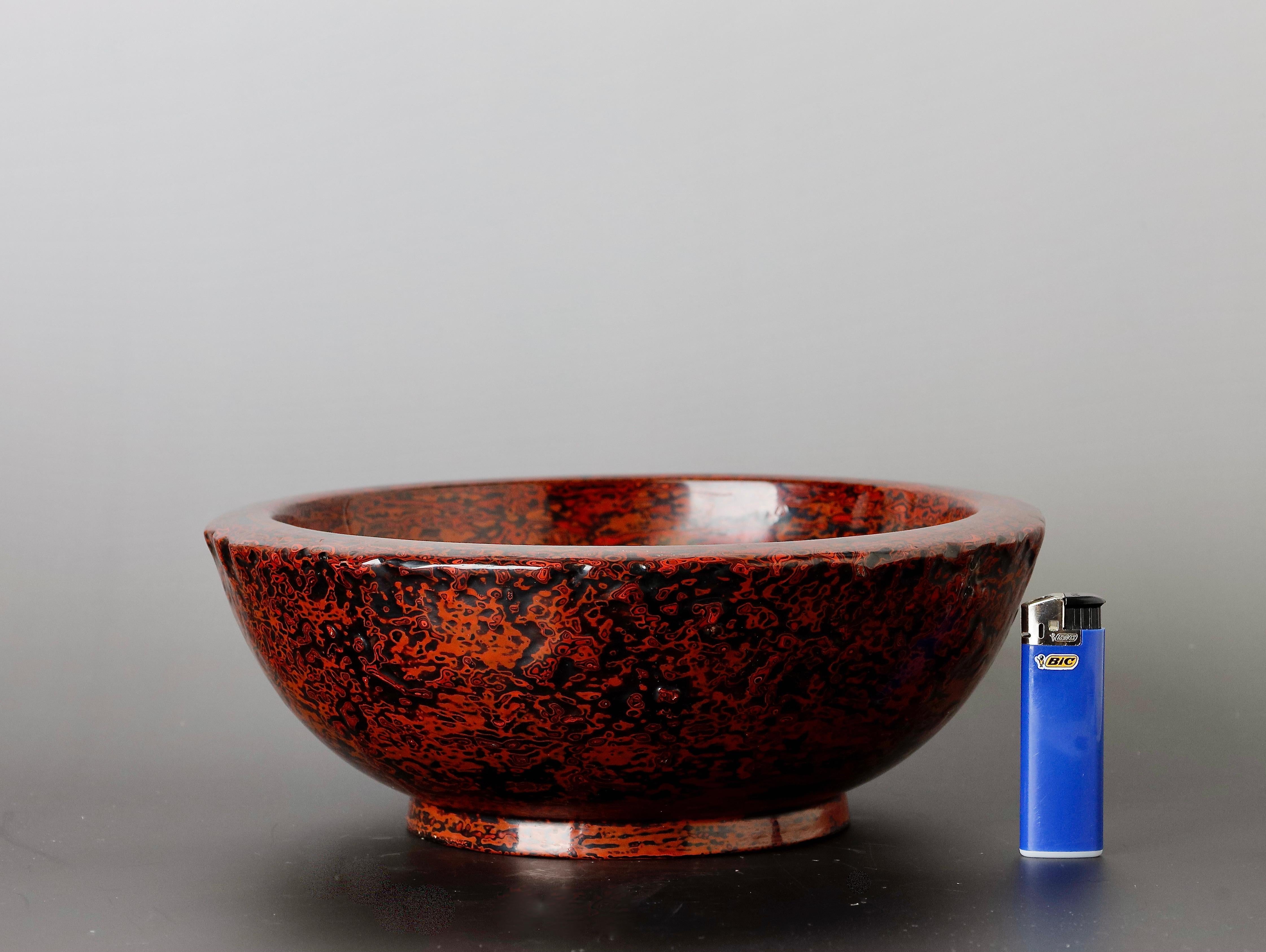 This beautiful lacquer worker bowl, known as “Kanshitsu Bachi,” hails from the Showa period of the 20th century. Crafted with a deep, rich pattern that captures the eye, this bowl exemplifies traditional Japanese lacquer techniques. It serves not