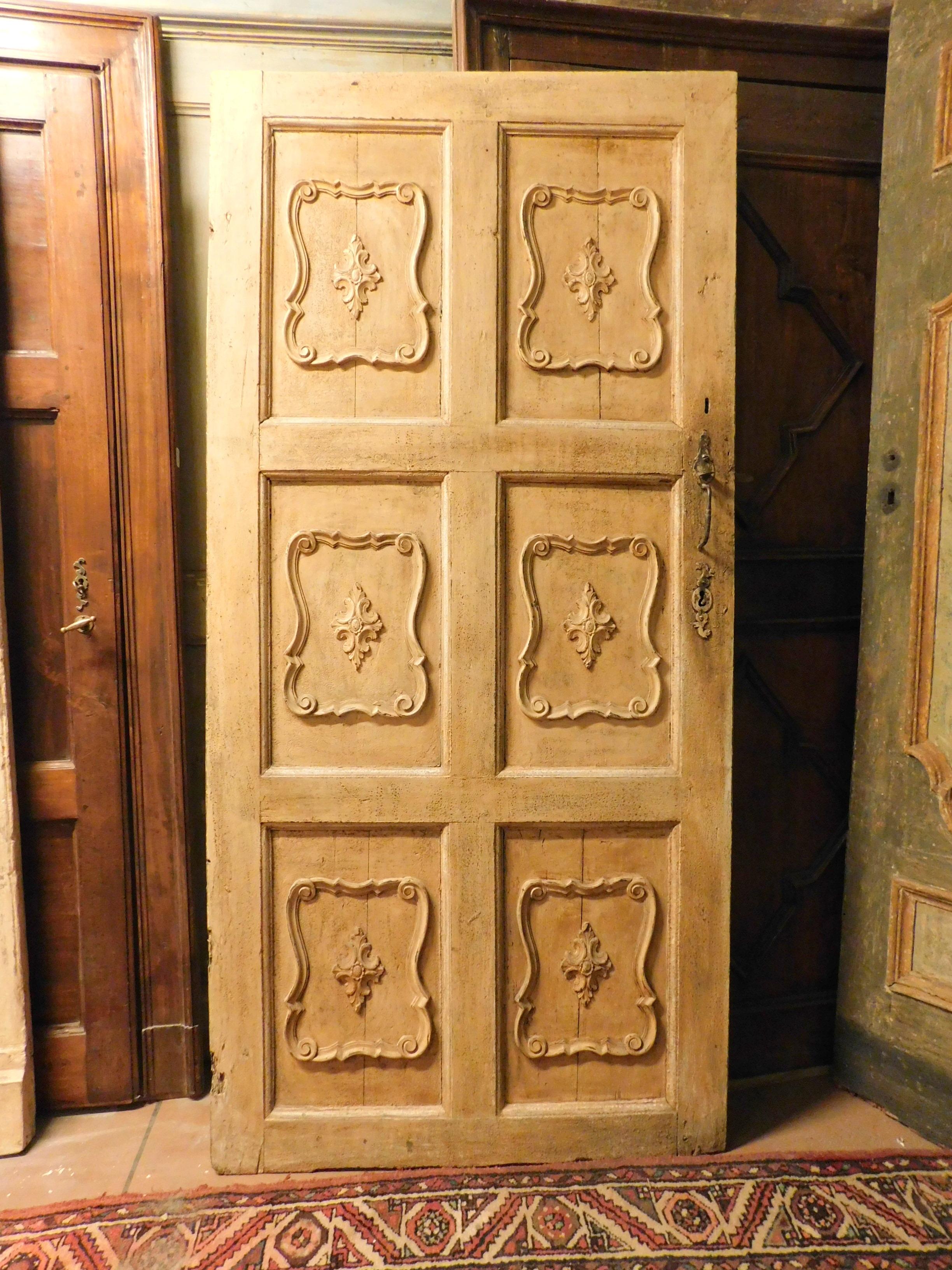 Gelb lackierte Tür mit Paneelen, die mit typischen Spinnweben beschnitzt sind, handgefertigt im 19. Jahrhundert, aus Genua (Italien), in ausgezeichnetem Zustand, Rückseite bearbeitet, aber in einer anderen Farbe, originale Schmetterlingseisen und