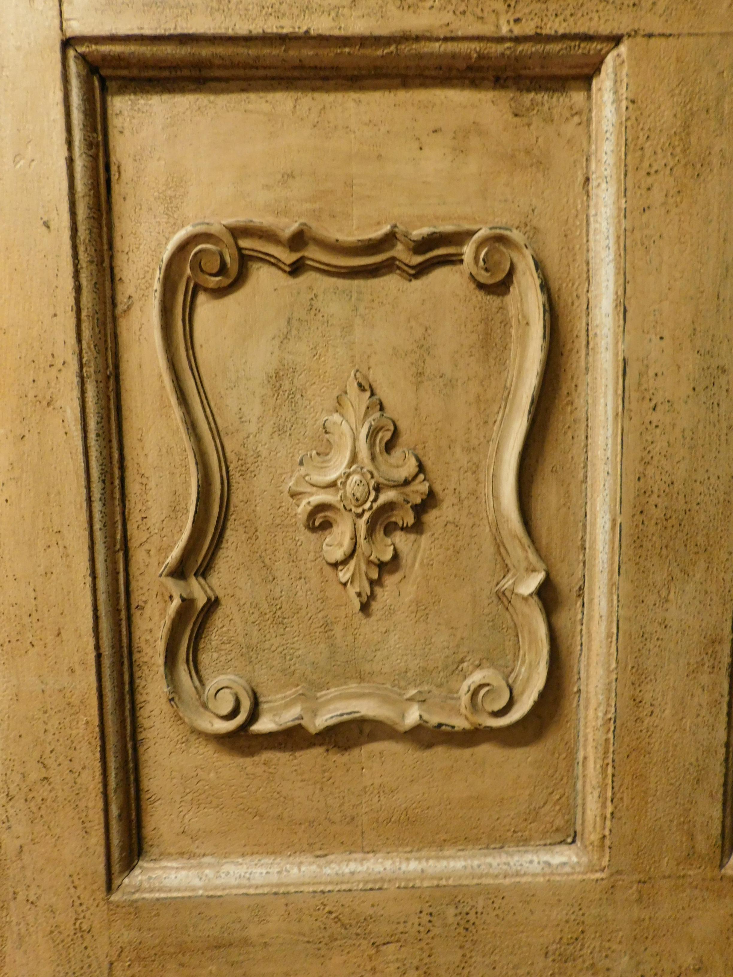 Lackierte gelbe Tür mit geschnitzten Paneelen, 19. Jahrhundert, Italien (Italienisch) im Angebot