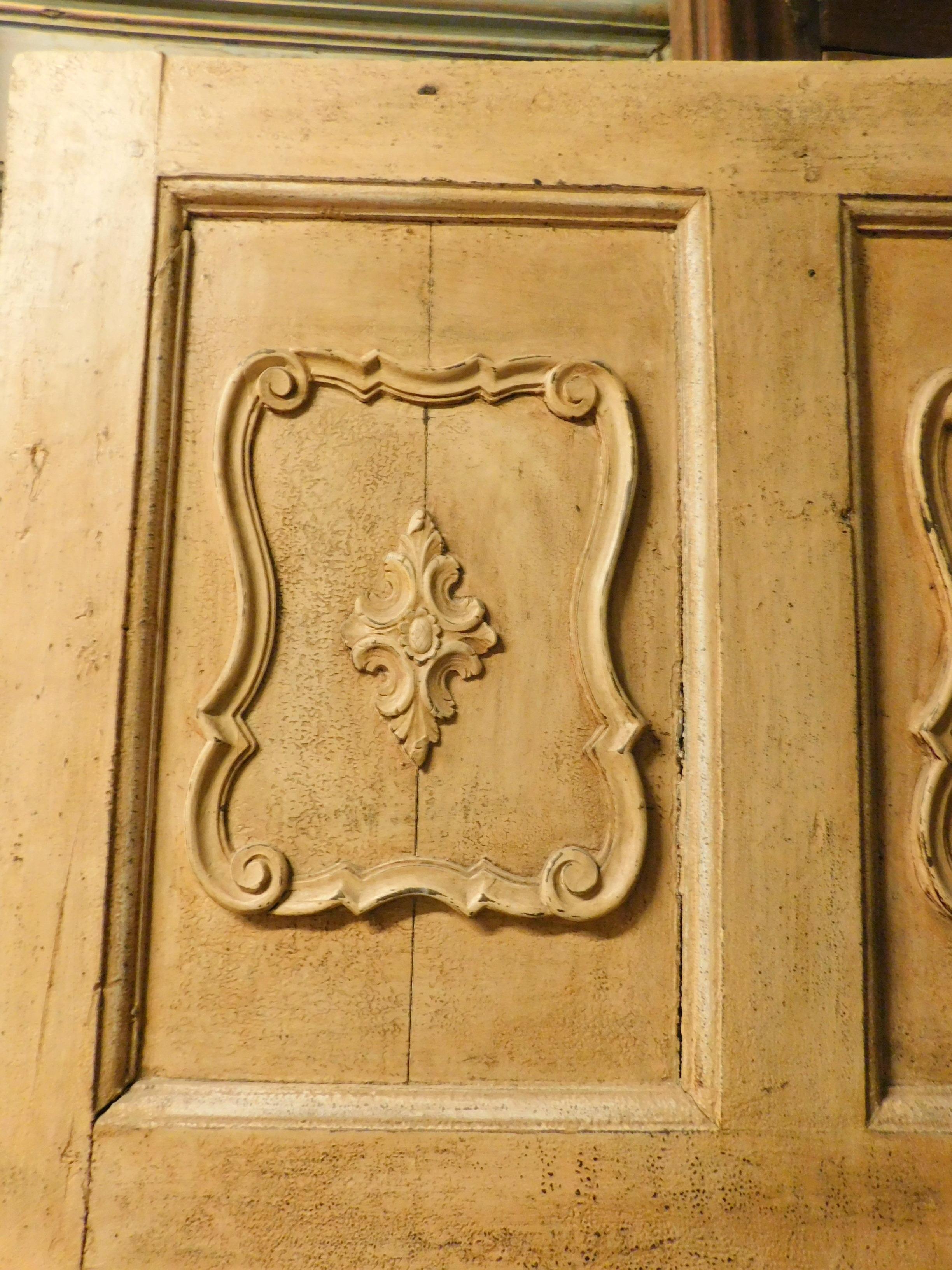 Lackierte gelbe Tür mit geschnitzten Paneelen, 19. Jahrhundert, Italien (Handbemalt) im Angebot
