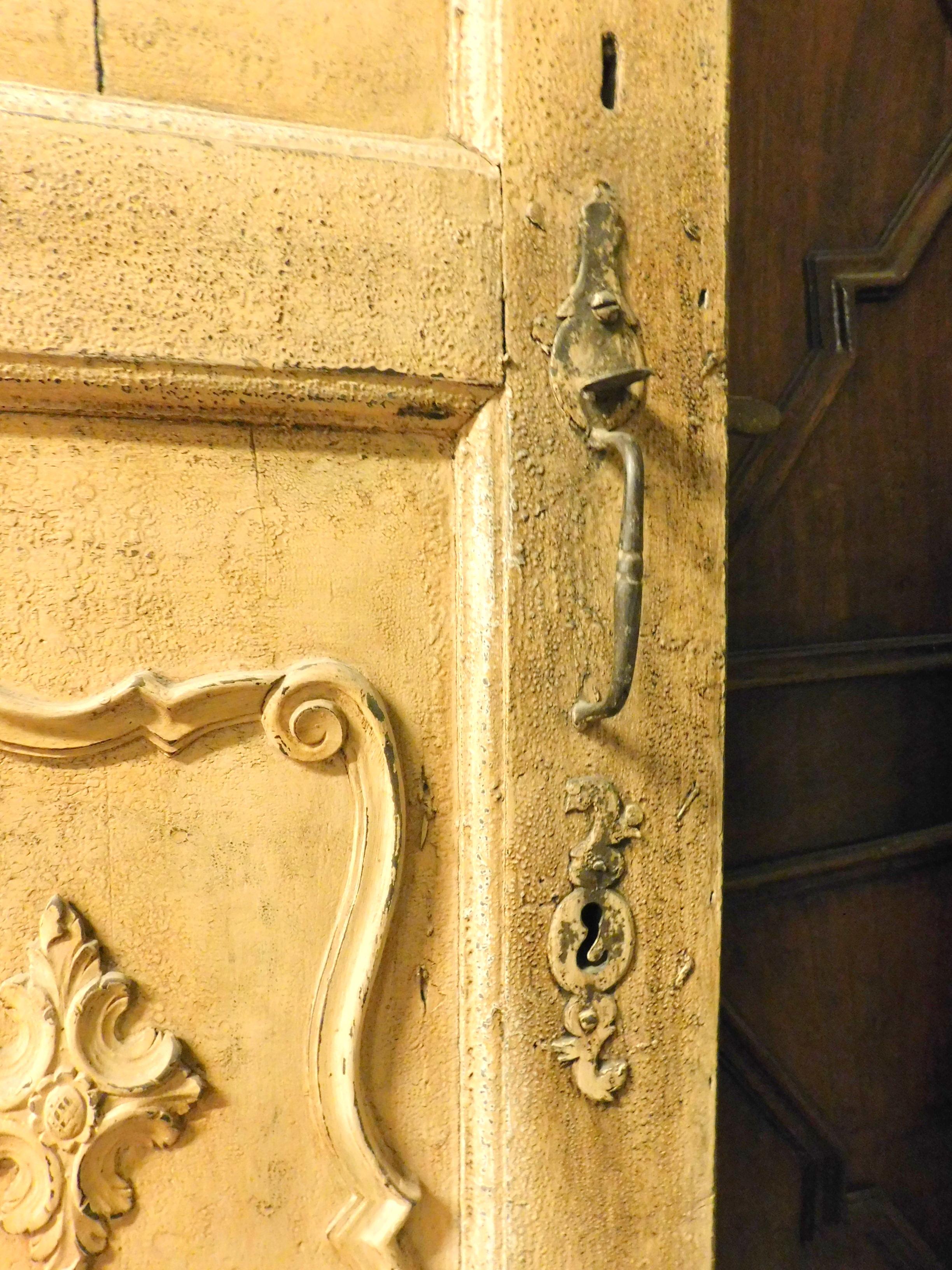 Lackierte gelbe Tür mit geschnitzten Paneelen, 19. Jahrhundert, Italien im Zustand „Gut“ im Angebot in Cuneo, Italy (CN)