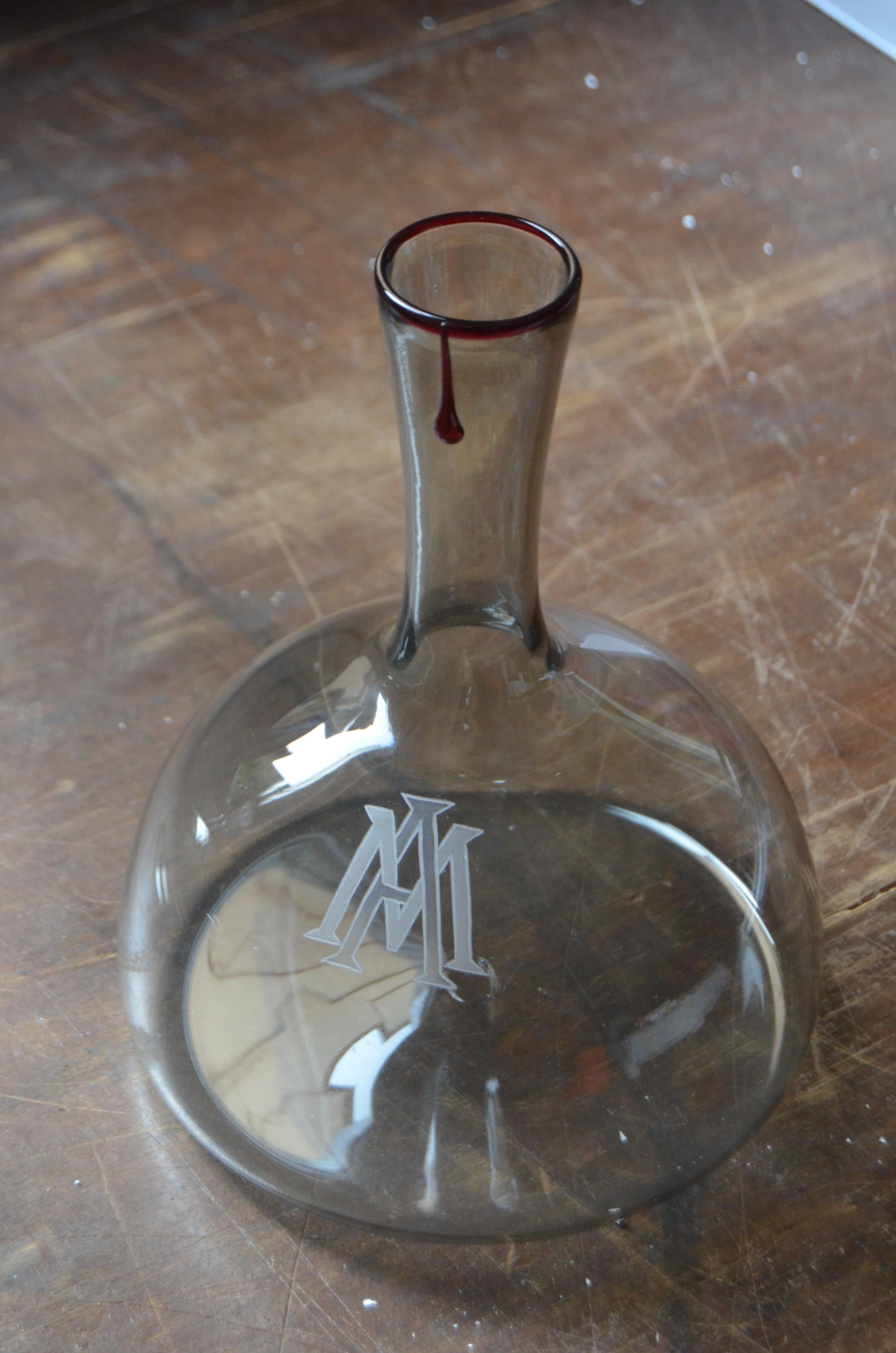 Contemporary LACRIMA jug with ruby rim and hand-applied teardrop, by Giberto Venezia For Sale