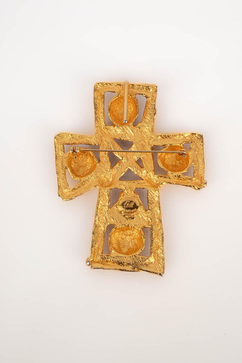 Christian Lacroix - (Made in France) Golden metal pendant brooch representing a cross. Jewellery from the 1990s.

Additional information:
Condition: Very good condition
Dimensions: 9 cm x 7 cm

Seller Reference: BR61