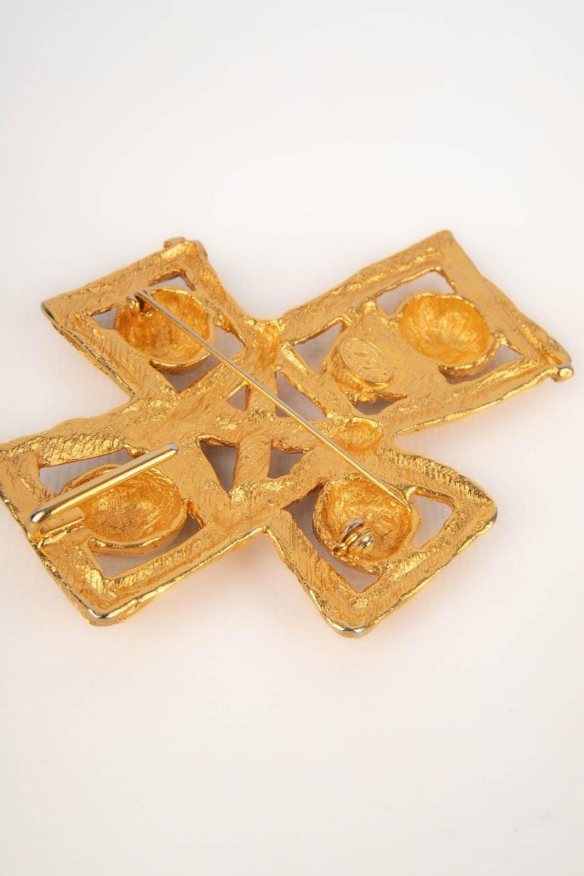 Lacroix Cross Brooch in Golden Metal In Good Condition In SAINT-OUEN-SUR-SEINE, FR