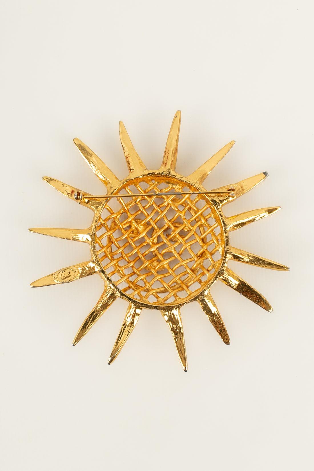 Lacroix Gold-Plated Sun-Shaped Brooch In Excellent Condition For Sale In SAINT-OUEN-SUR-SEINE, FR