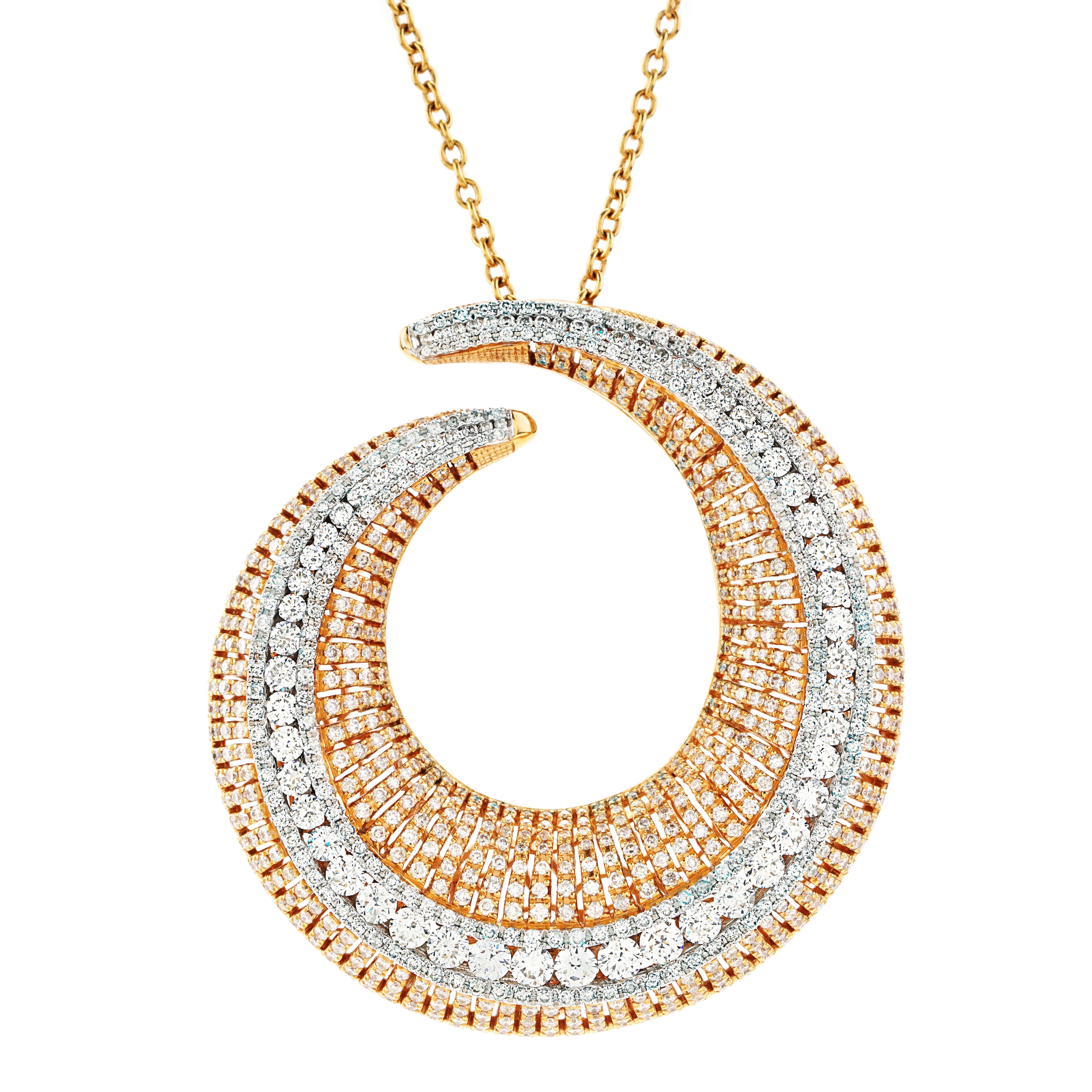 L'actualité è un ciondolo che incarna eleganza e raffinatezza in ogni dettaglio. Realizzato in lucente oro rosa 18 carati, questo pendente presenta un accattivante design rotondo a spirale ornato da 811 squisiti diamanti a taglio rotondo, per un