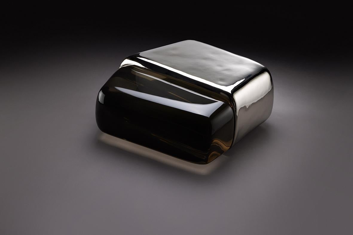 Design/One par Alexandra Champalimaud pour la Collection'S de Charles Burnand.

Bronze moulé nickelé avec un insert en acrylique fabriqué à la main.
   