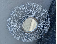 Specchio rotondo in metallo bianco corallo Lacy