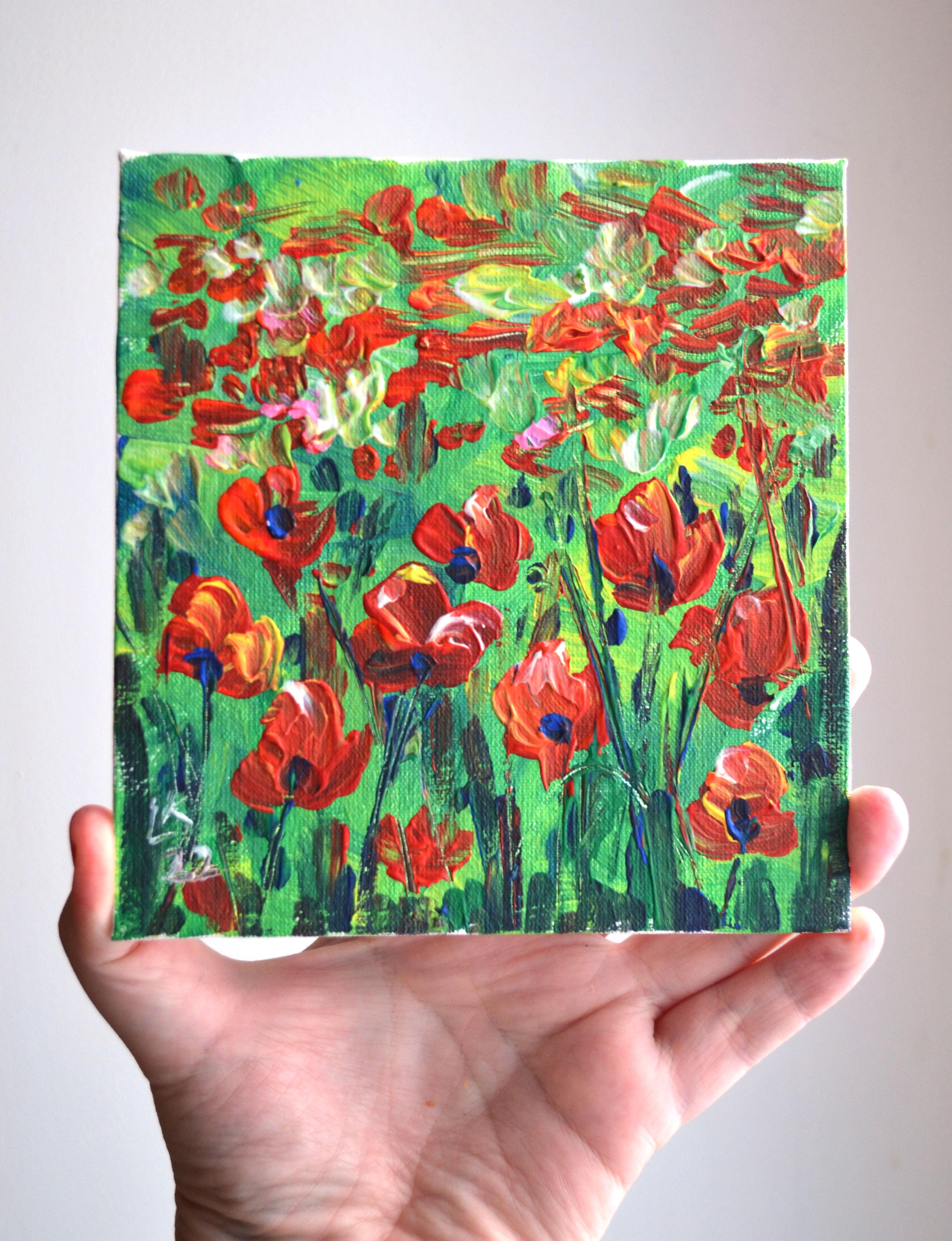 Este pequeño cuadro original en acrílico, pintado a mano en 2022 en Estonia sobre tabla de lienzo, muestra un vívido despliegue de amapolas rojas en plena floración. Las pinceladas audaces y los colores dinámicos crean una sensación de movimiento y