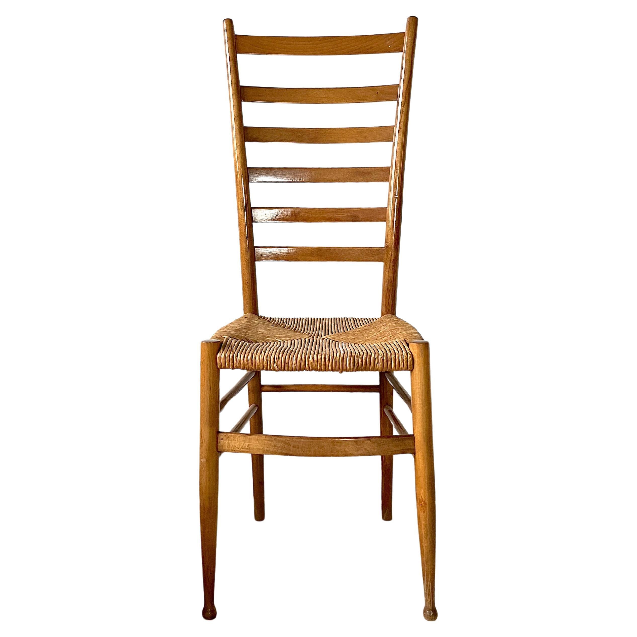 Chaise de salle à manger en bois italien avec dossier en échelle et assise en joncs en vente