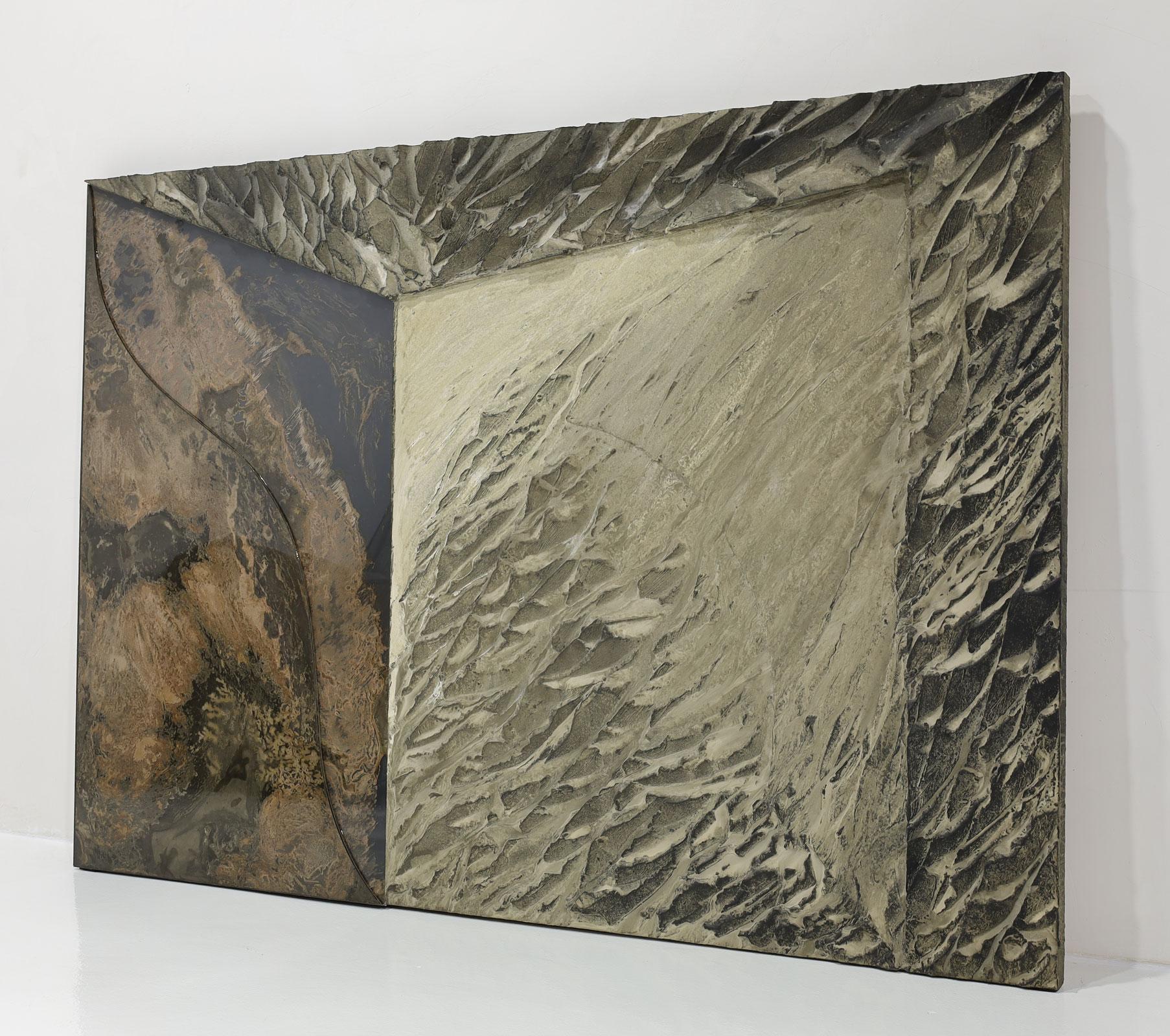 Une magnifique œuvre d'art à grande échelle de Laddie John Dill.  Les œuvres sont composées de ciment, de verre, de bois et de pigments appliqués sur des toiles. Signée et datée au verso.
Extrait du site web de l'artiste :
Laddie John Dill, un