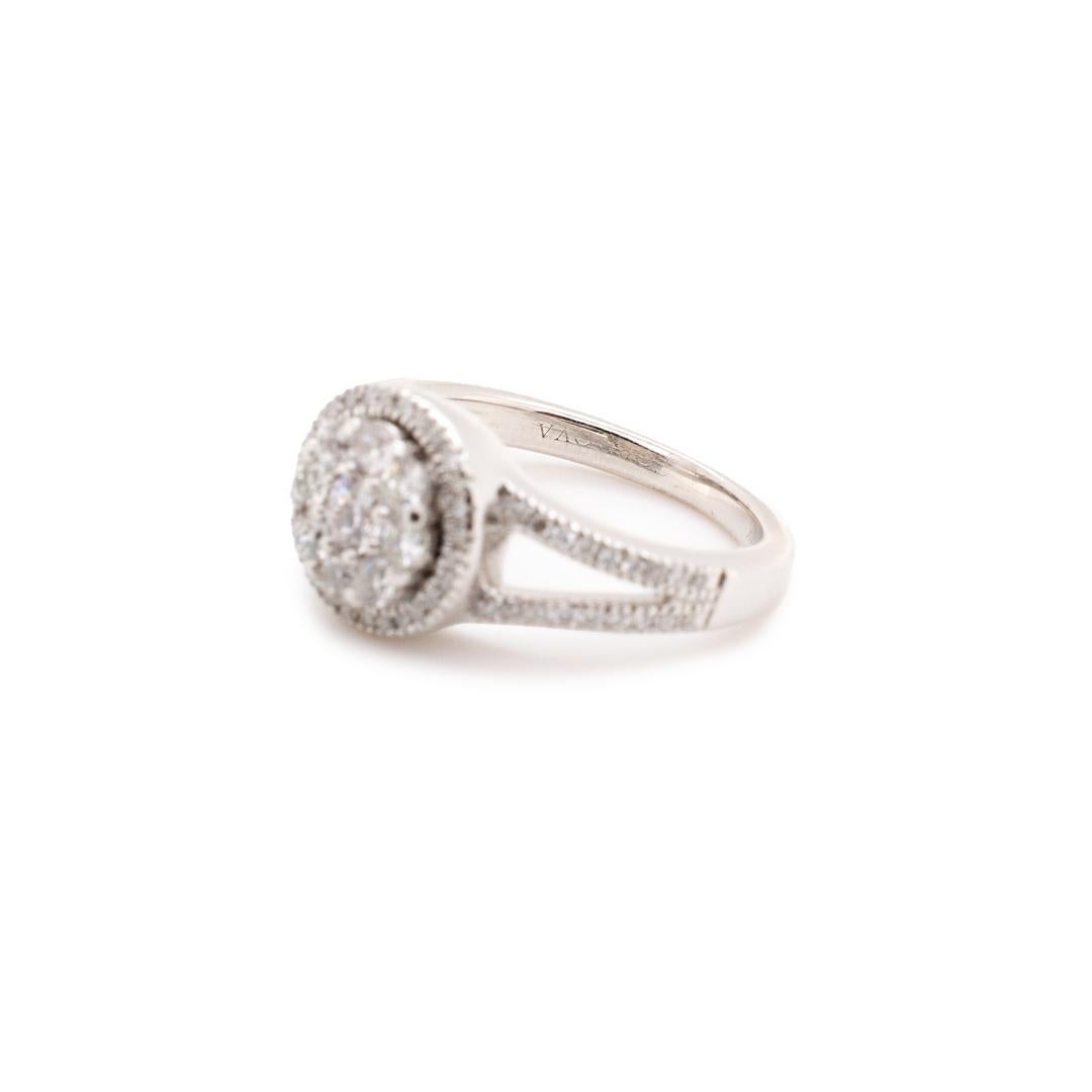 Taille ronde Bague de fiançailles pour dames avec halo de diamants de 0,66 carats en vente