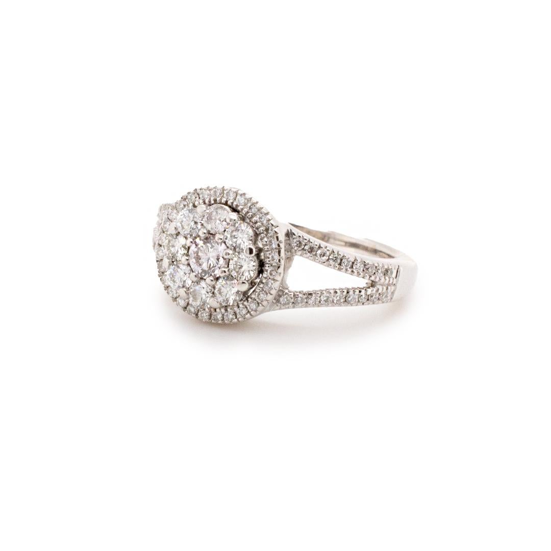 Bague de fiançailles pour dames avec halo de diamants de 0,66 carats en vente 1