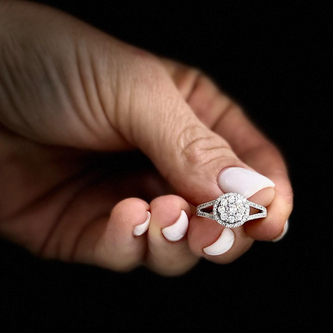 Bague de fiançailles pour dames avec halo de diamants de 0,66 carats en vente 2