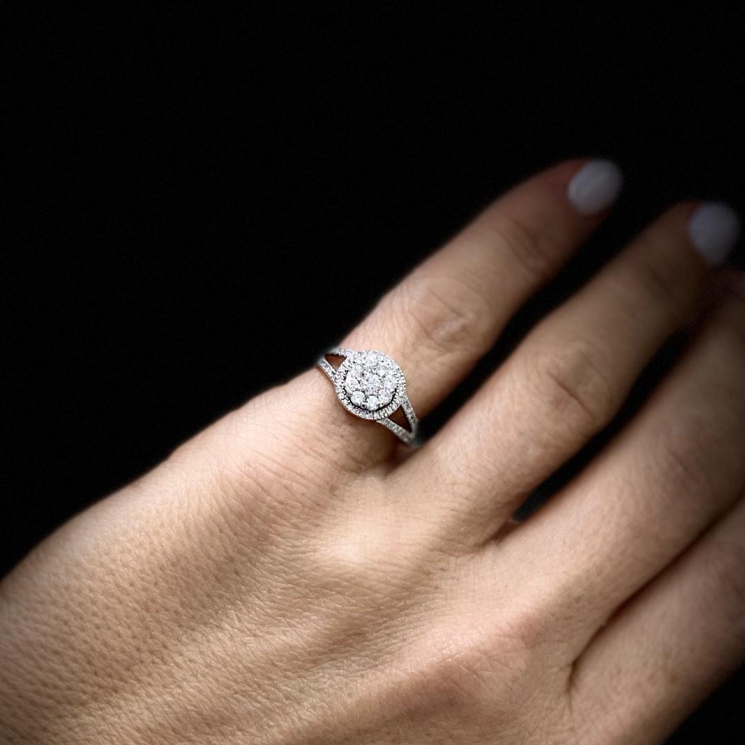 Bague de fiançailles pour dames avec halo de diamants de 0,66 carats en vente 3