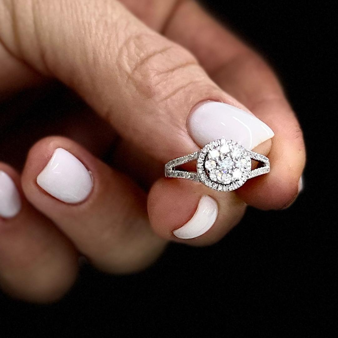 Bague de fiançailles pour dames avec halo de diamants de 0,66 carats en vente 4