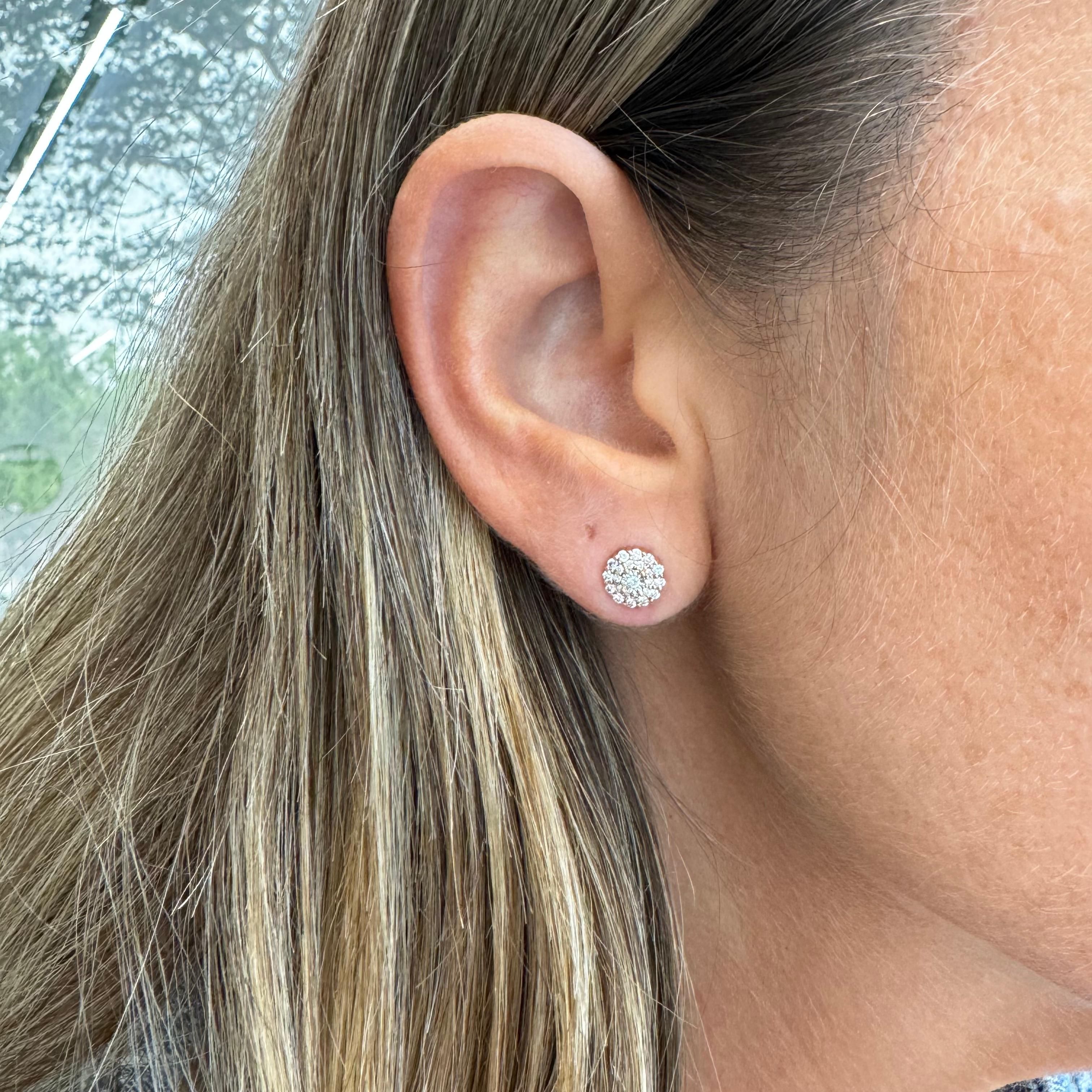 Boucles d'oreilles pour dames en or rose 10K avec halo de diamants en forme de grappe 1