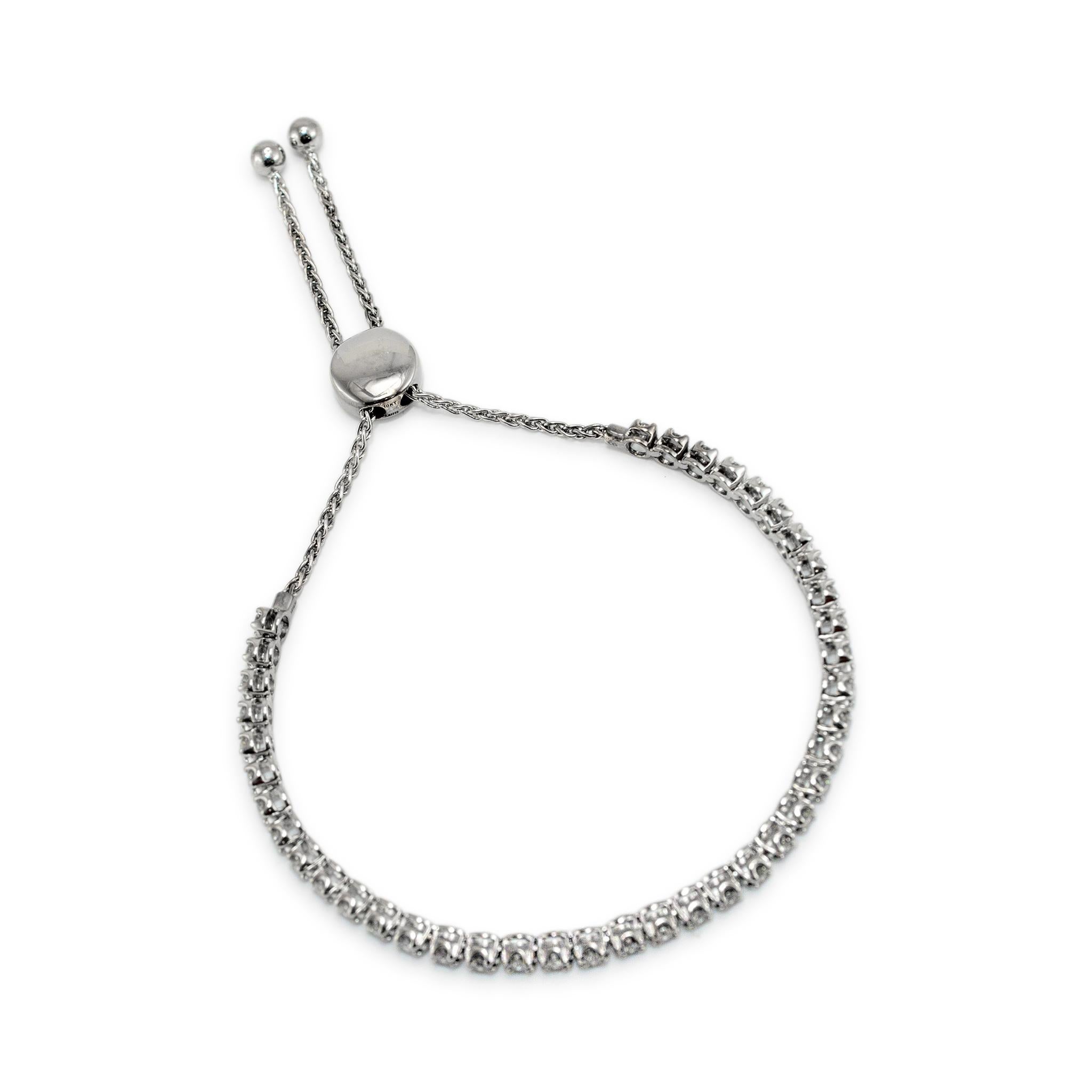Geschlecht: Damen 

Metall Typ: 10K Weißgold

Breite: 3,00 mm

Gewicht: 8,80 Gramm

Ein Damen 10K Weißgold Diamant Tennisarmband. Das Metall wurde getestet und es wurde festgestellt, dass es sich um 10 Karat Weißgold handelt. Graviert mit 