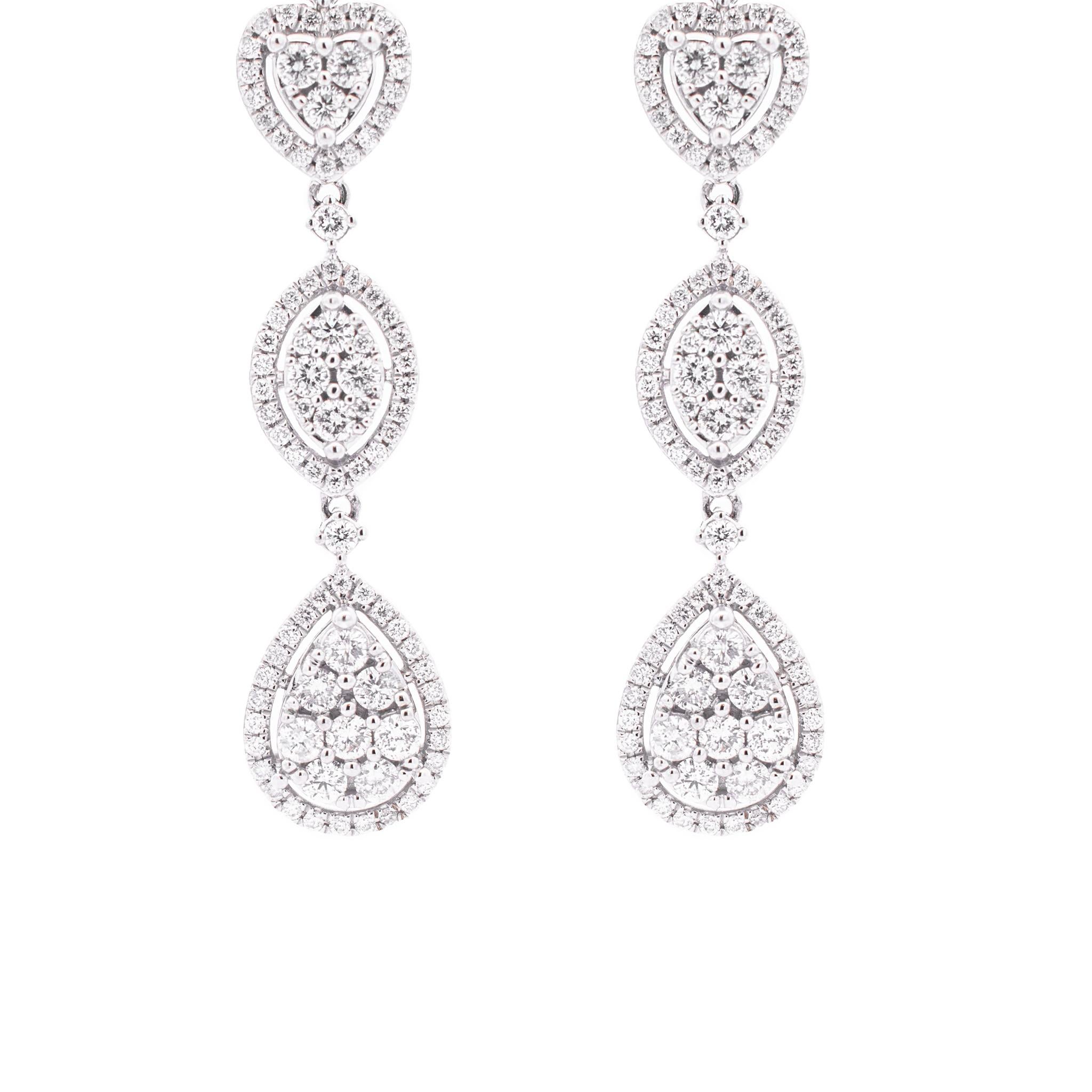 Taille ronde Boucles d'oreilles pendantes en or blanc 10k avec halo de diamants et grappes de diamants en vente