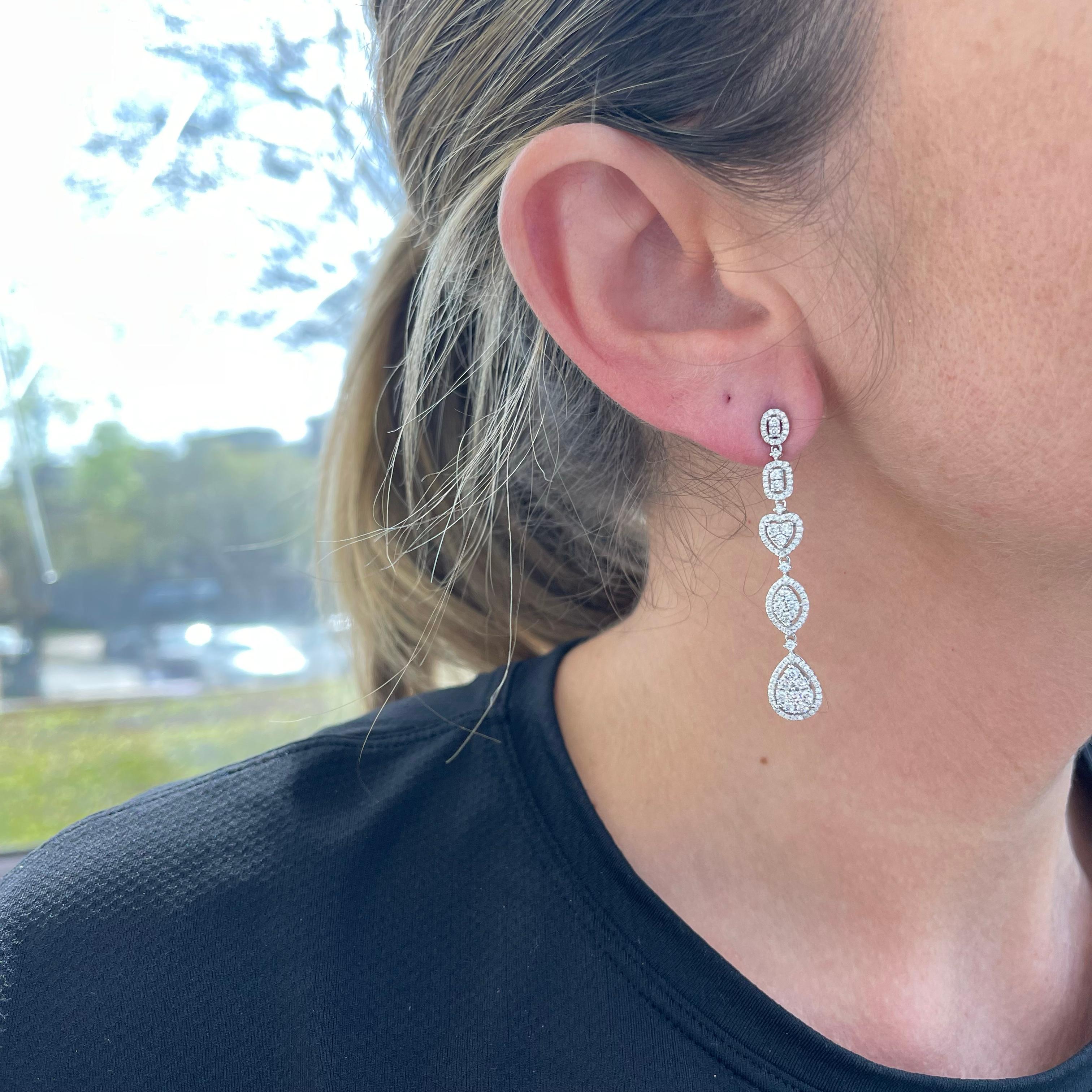 Boucles d'oreilles pendantes en or blanc 10k avec halo de diamants et grappes de diamants en vente 1