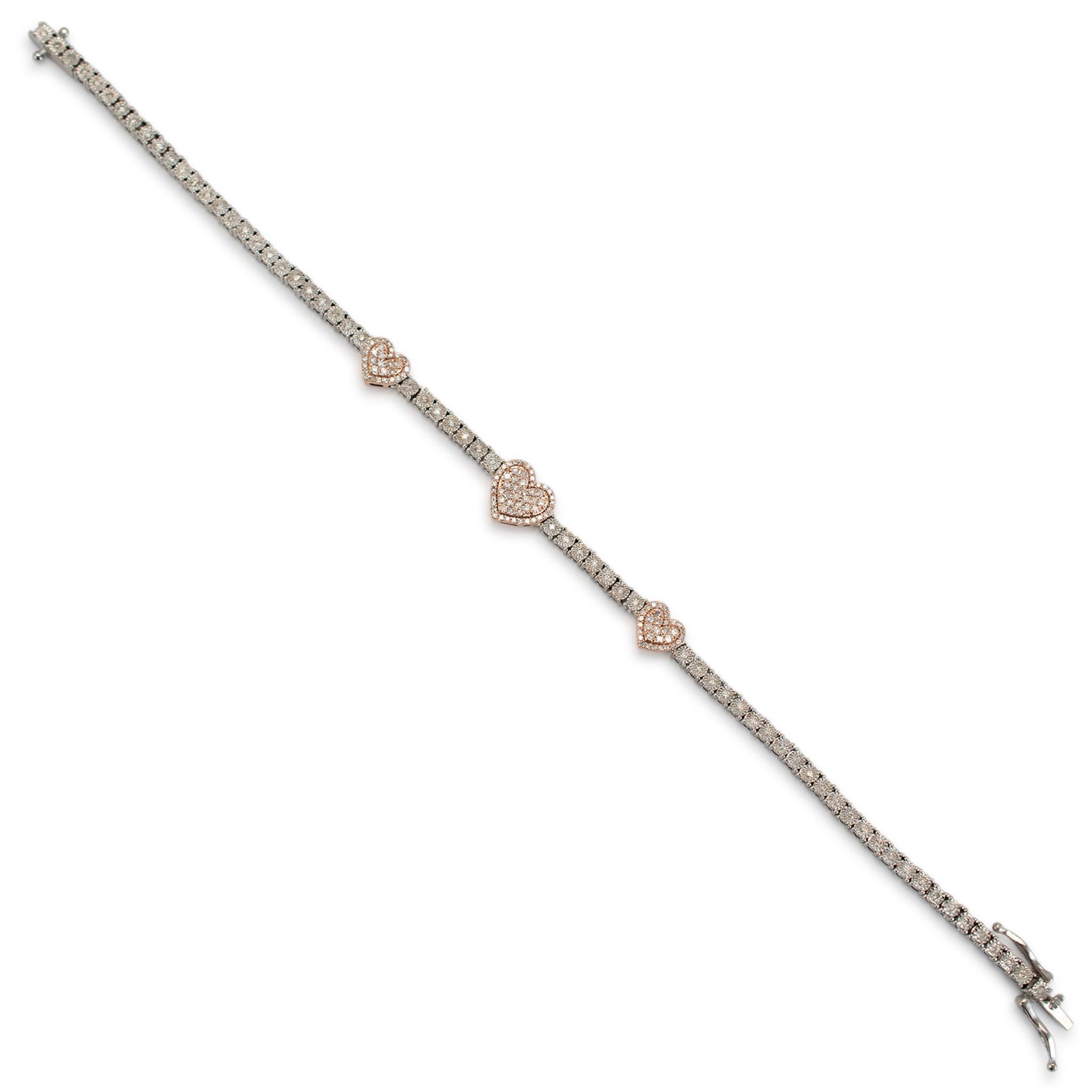 Geschlecht: Damen

Metall Typ: 10K Weiß & Rose Gold

Länge: 7,50 Zoll

Breite: 9,20 mm Verjüngung auf 2,85 mm

Gewicht: 10,63 Gramm

Ein Damenarmband aus 10 Karat Weiß- und Roségold, mit Diamanten. Das Metall wurde getestet und es wurde