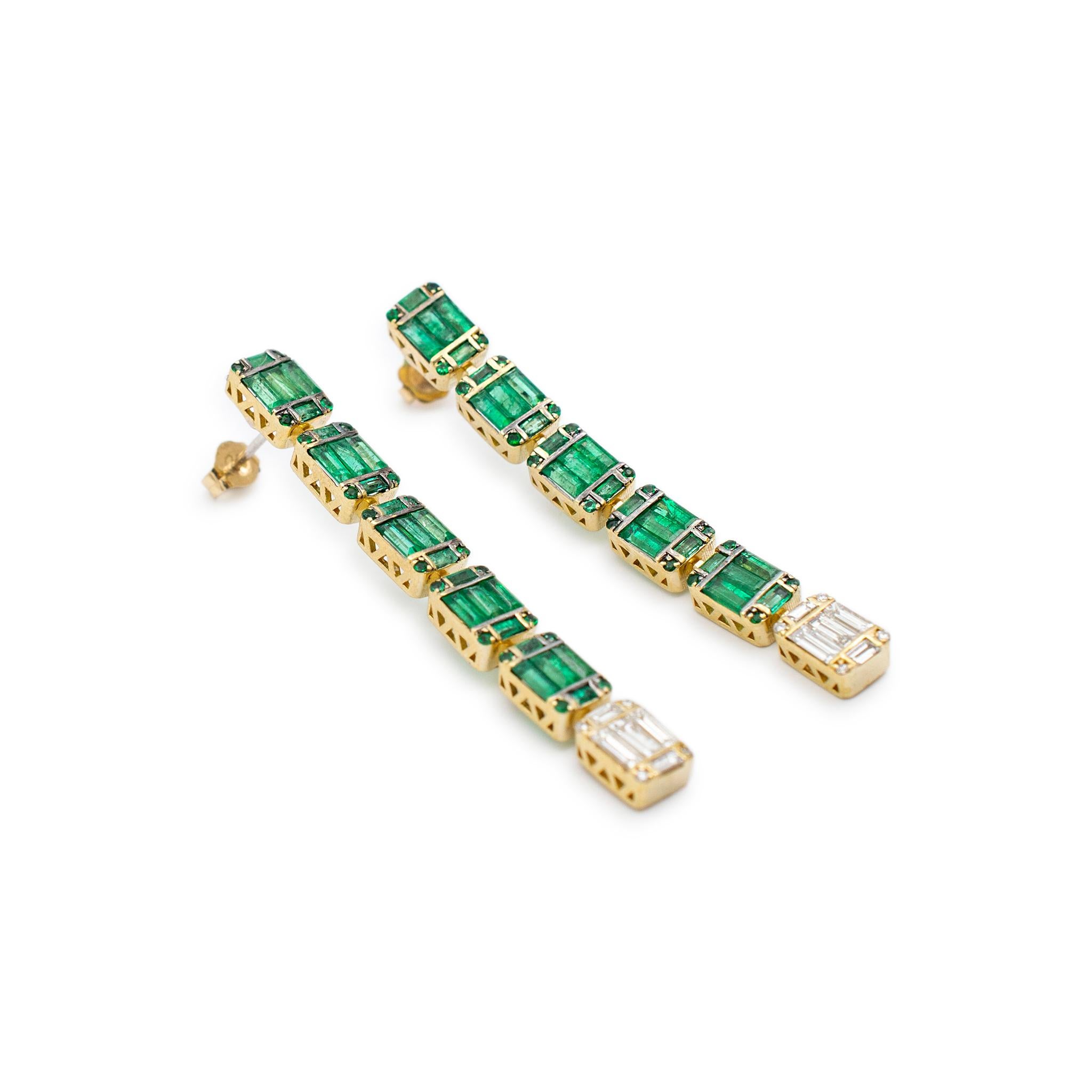 Brilliant Cut Ladies 10K Yellow Gold Emeralds & Diamonds Dangle Drop Earrings For Sale