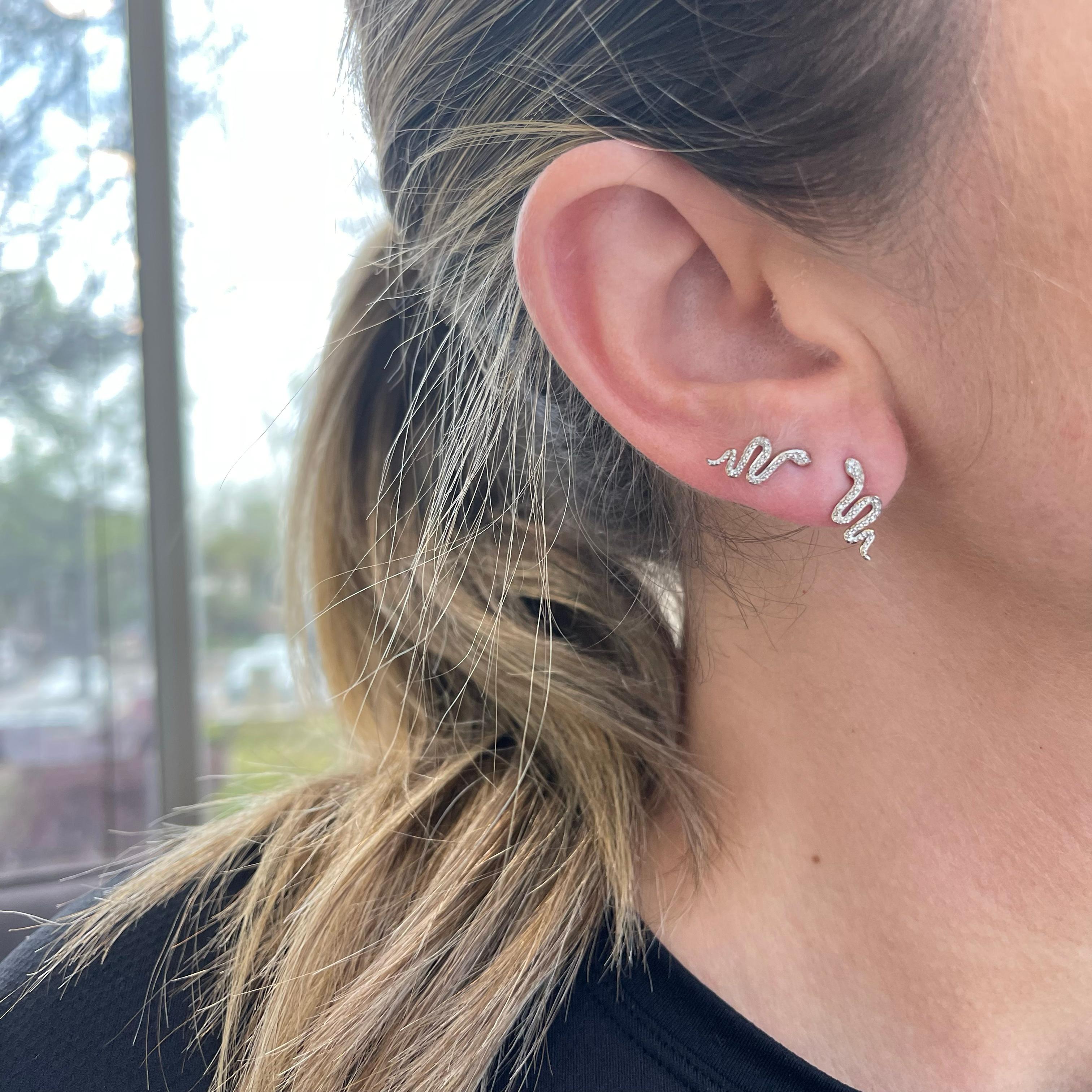 Boucles d'oreilles dames en or jaune 10K serpent diamant Excellent état - En vente à Houston, TX