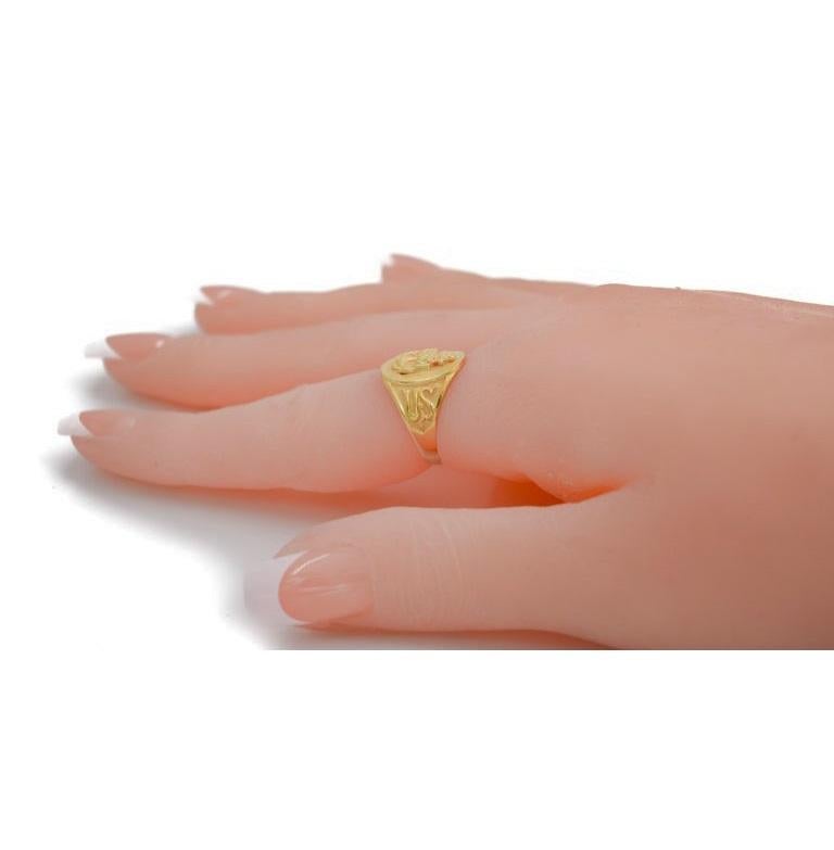 ANILLO UNISEX
ESTILO / REFERENCIA: Art Déco 
METAL / MATERIAL: 10Kt. Oro macizo 
CIRCA / AÑO: 1940
TAMAÑO:  6

Hace casi 25 años compré una colección de anillos a un antiguo joyero que había sido fabricante. Había casi 100 anillos en la colección y